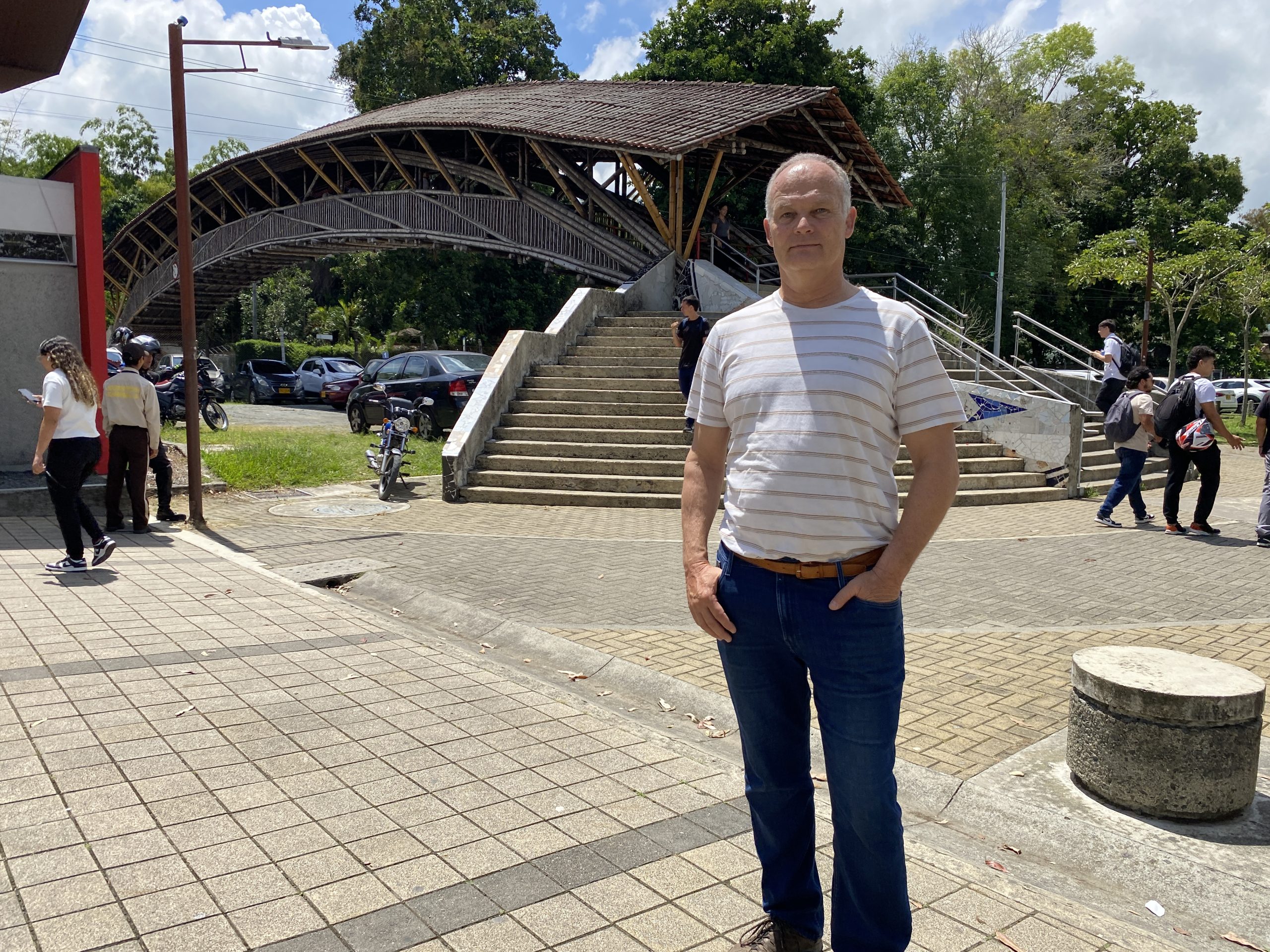 La Universidad Tecnológica de Pereira (UTP) celebró con orgullo los 25 años del Guaducto, una obra emblemática construida en guadua por el maestro carpintero alemán Jörg Stamm, cuya reciente visita al campus universitario estuvo marcada por la nostalgia y el reconocimiento al valor arquitectónico y simbólico de esta estructura.