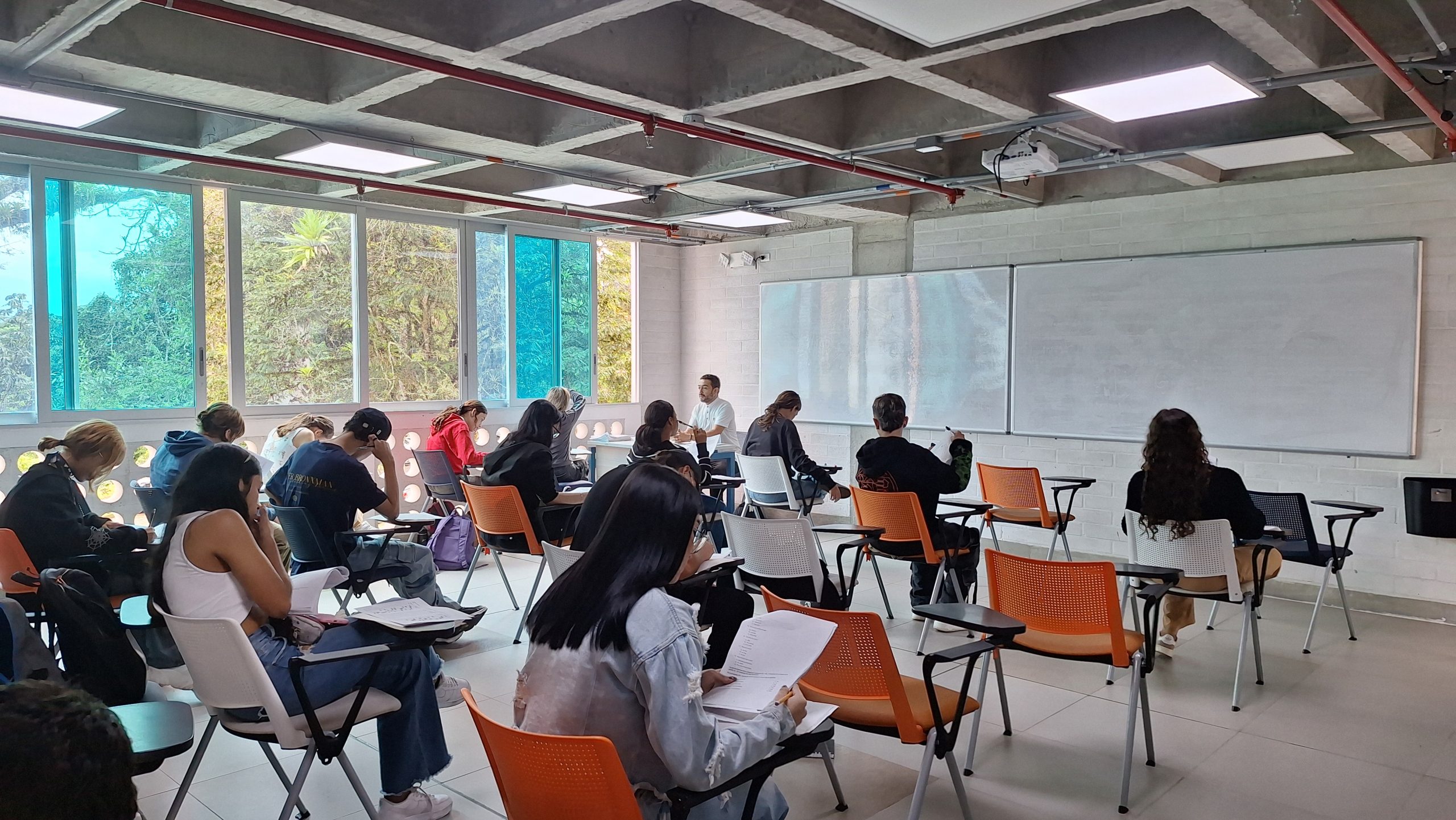 El programa, abierto a estudiantes de colegios públicos y privados, busca mejorar significativamente el desempeño en las pruebas de Estado.