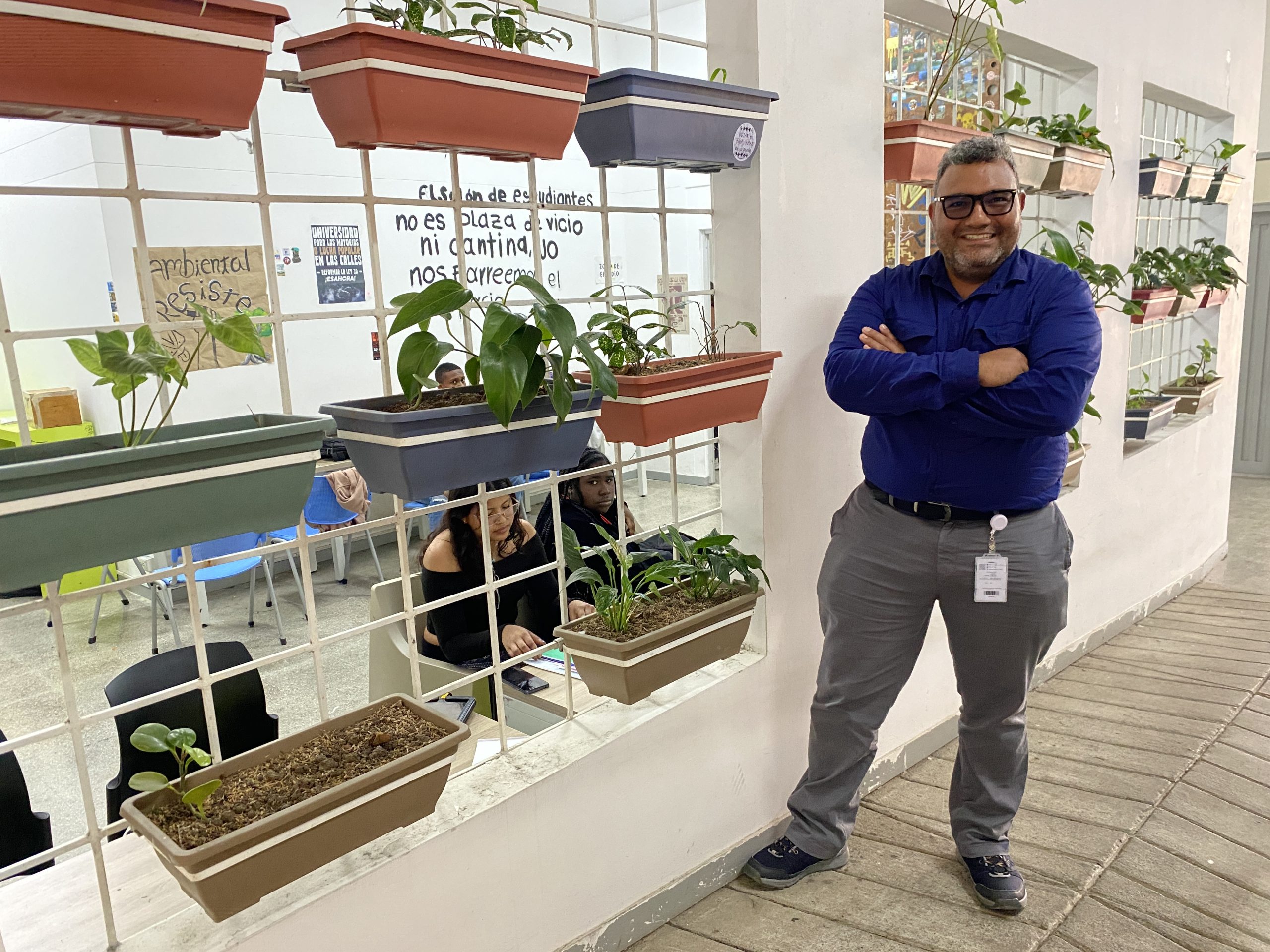 Desde hace más de una década, el biólogo y magíster en Ecotecnología Juan Pablo Díaz Echeverry ha dejado una profunda huella en la Universidad Tecnológica de Pereira, donde combina la docencia, la investigación y la promoción de una cultura ambiental comprometida con la sostenibilidad.