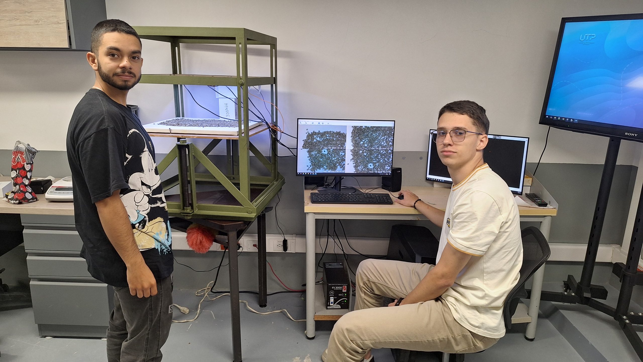 La Facultad de Mecánica Aplicada de la Universidad Tecnológica de Pereira celebra la destacada participación de sus estudiantes en congresos académicos de alto nivel, donde han presentado avances en proyectos de investigación que integran inteligencia artificial, visión por computadora y tecnologías multiespectrales aplicadas al análisis y clasificación del café.