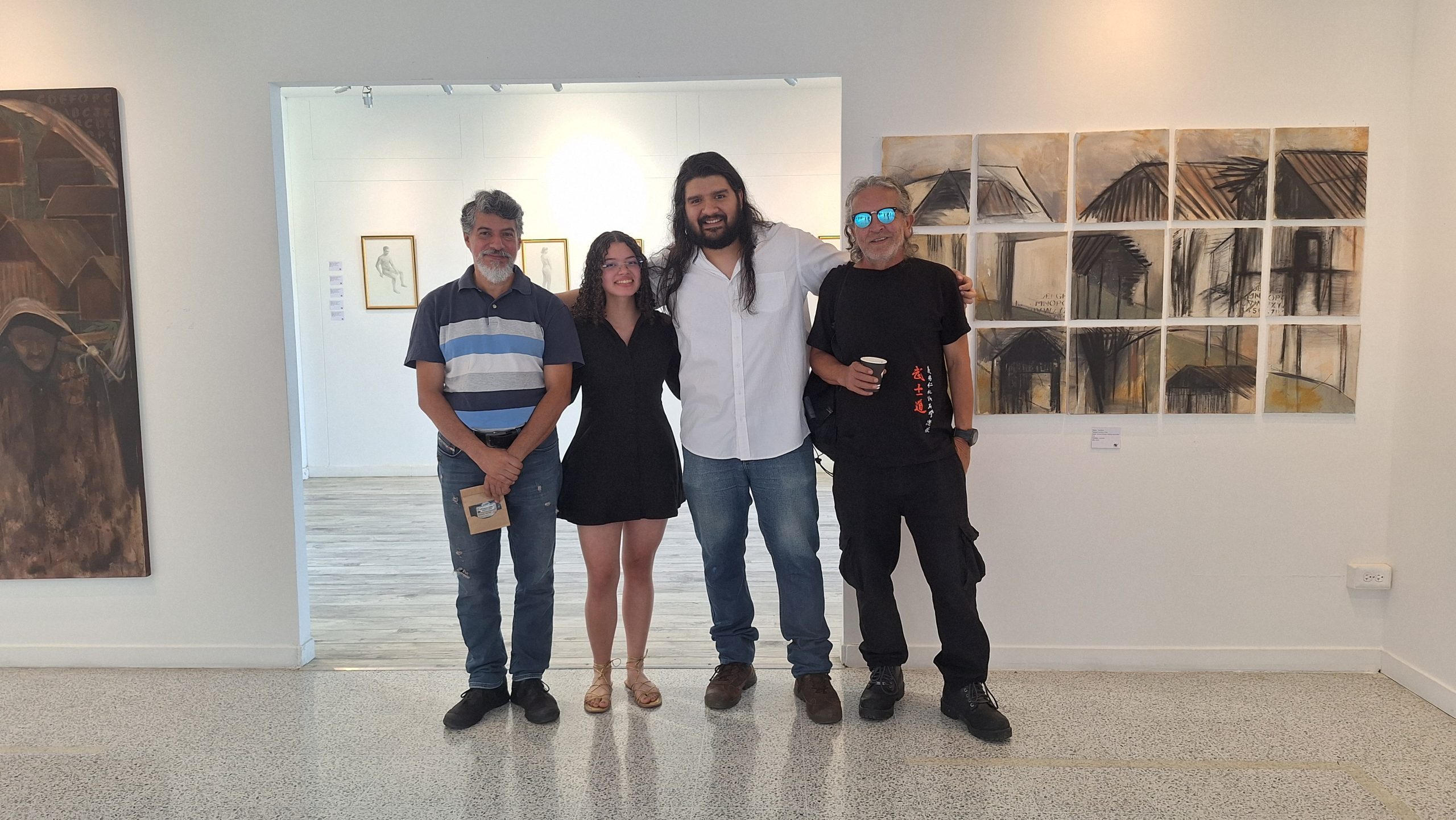 En la Facultad de Bellas Artes y Humanidades de la Universidad Tecnológica de Pereira, dos jóvenes artistas culminan sus estudios del programa de Artes Visuales con una exposición que es un reflejo profundo de sus exploraciones personales y conceptuales. Isabella Abad Guevara y Jhoedy González presentan sus respectivos trabajos de grado, que no solo evidencian sus destrezas técnicas, sino también su capacidad para transformar experiencias personales en universos artísticos que invitan a la reflexión.