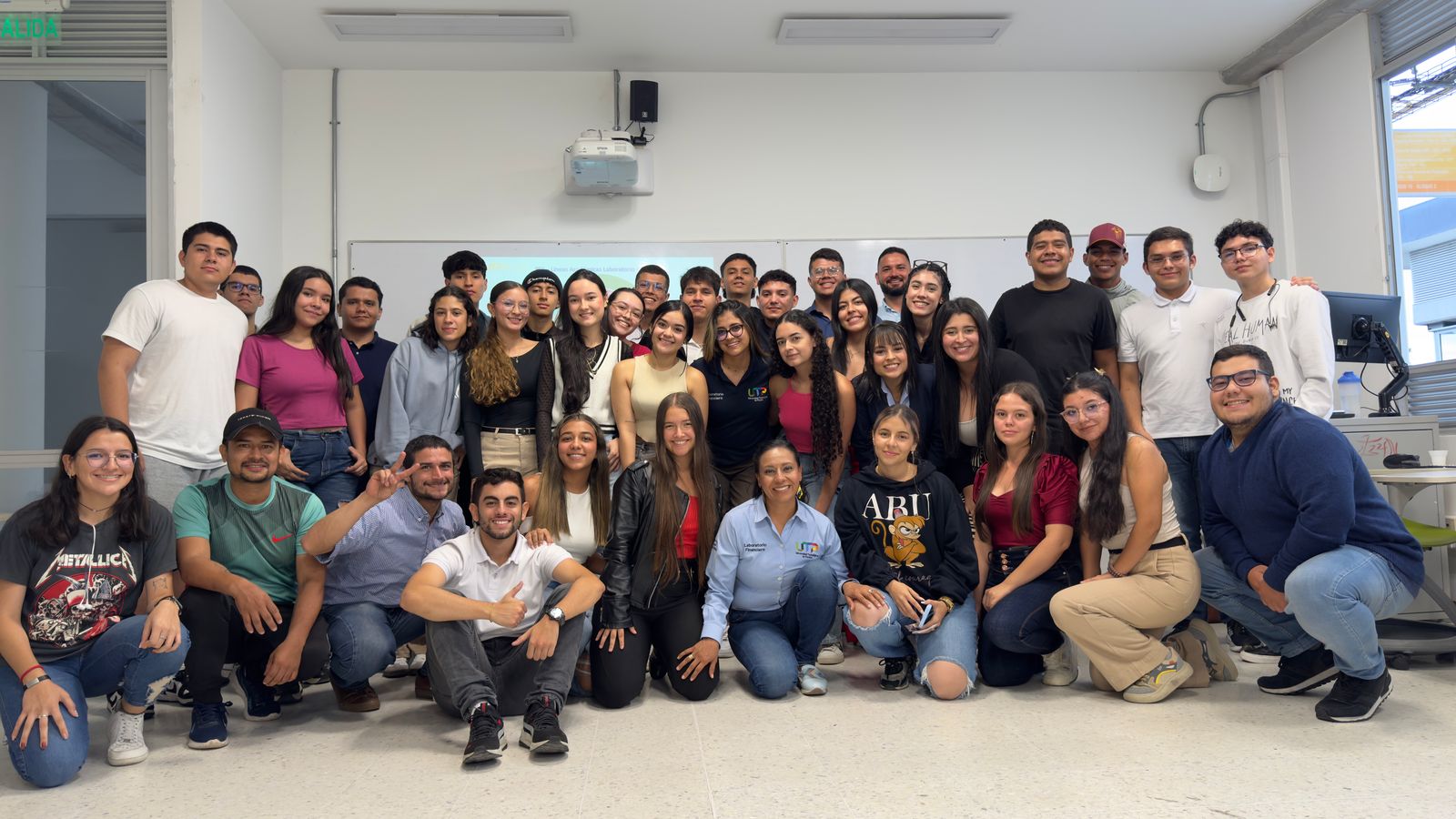El Laboratorio Financiero de la Universidad Tecnológica de Pereira se consolida como un espacio clave para la formación en finanzas, combinando teoría, práctica y nuevas tecnologías para impulsar el conocimiento en el campo financiero. Desde su creación, este laboratorio ha sido un referente para estudiantes interesados en el análisis de mercados, la gestión de riesgos y la toma de decisiones estratégicas en entornos cambiantes.