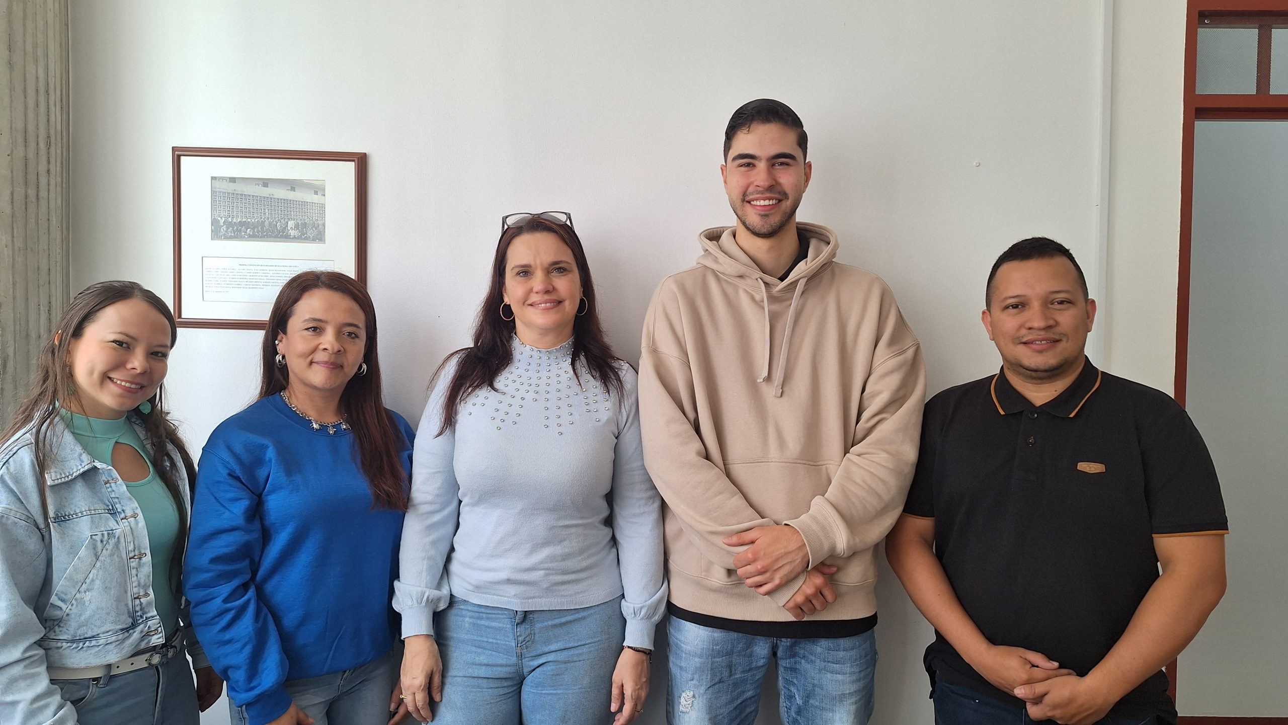 En la Facultad de Mecánica Aplicada de la Universidad Tecnológica de Pereira, el compromiso con sus egresados no termina con la obtención del título. Desde hace tres años, una iniciativa gestada por la decanatura viene consolidando un espacio de diálogo, reconocimiento y proyección: el Observatorio de Egresados.