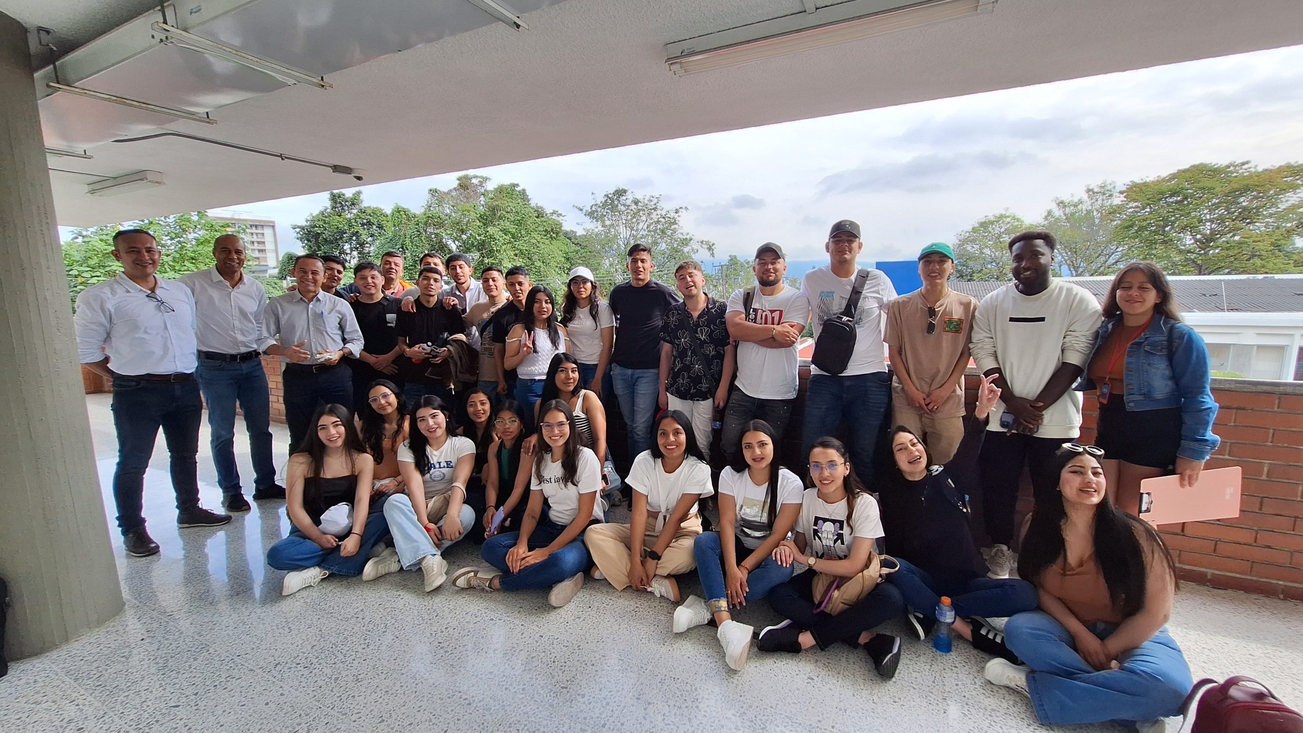 La Universidad Tecnológica de Pereira continúa fortaleciendo la integración interinstitucional mediante encuentros académicos que consolidan sus relaciones estratégicas con otras instituciones de educación superior. En esta ocasión, la Facultad de Tecnología recibió la visita de una delegación de la Universidad Cooperativa de Colombia, sede Pasto, como parte de una colaboración que se mantiene activa desde hace más de seis años.