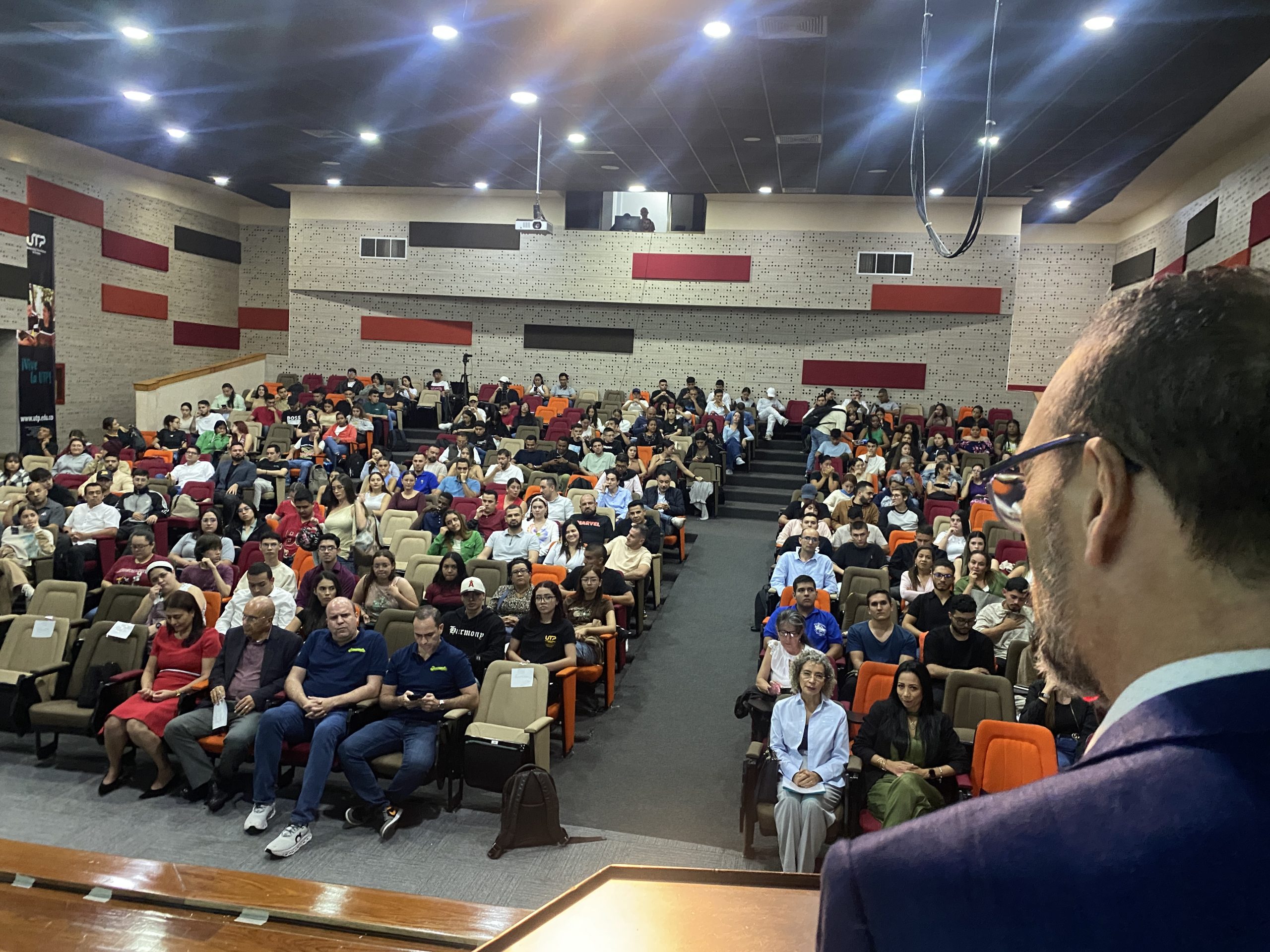 Los egresados que años atrás recorrieron los pasillos de la Facultad de Ciencias Empresariales (FACIEM) regresaron a la que fue su casa de formación, reencontrándose con compañeros, docentes y nuevas generaciones de estudiantes en el Encuentro de Egresados FACIEM 2025. Este espacio fue diseñado para recordar, compartir experiencias y celebrar el impacto de la educación en el desarrollo empresarial y profesional.
