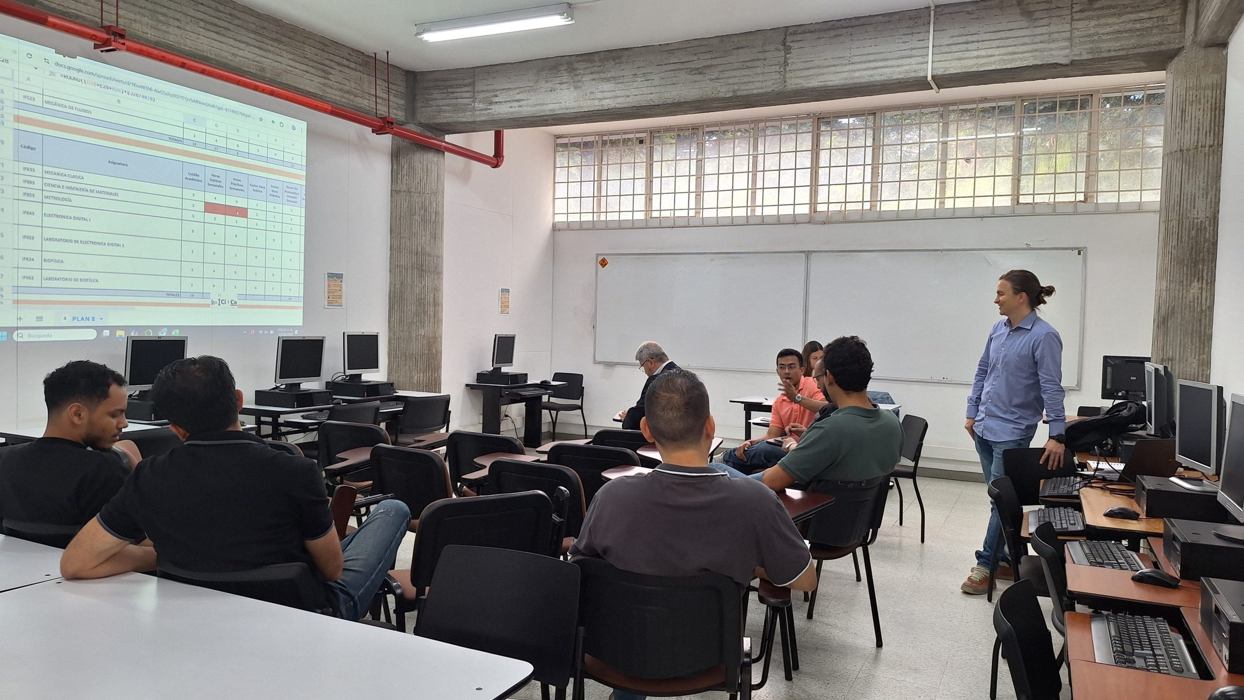 Con una propuesta académica única y una visión transformadora de la tecnología, desde la Facultad de Ingenierías de la Universidad Tecnológica de Pereira, el programa de Ingeniería Física abre sus inscripciones para todos aquellos estudiantes que sueñan con ser algo más que usuarios de la tecnología.