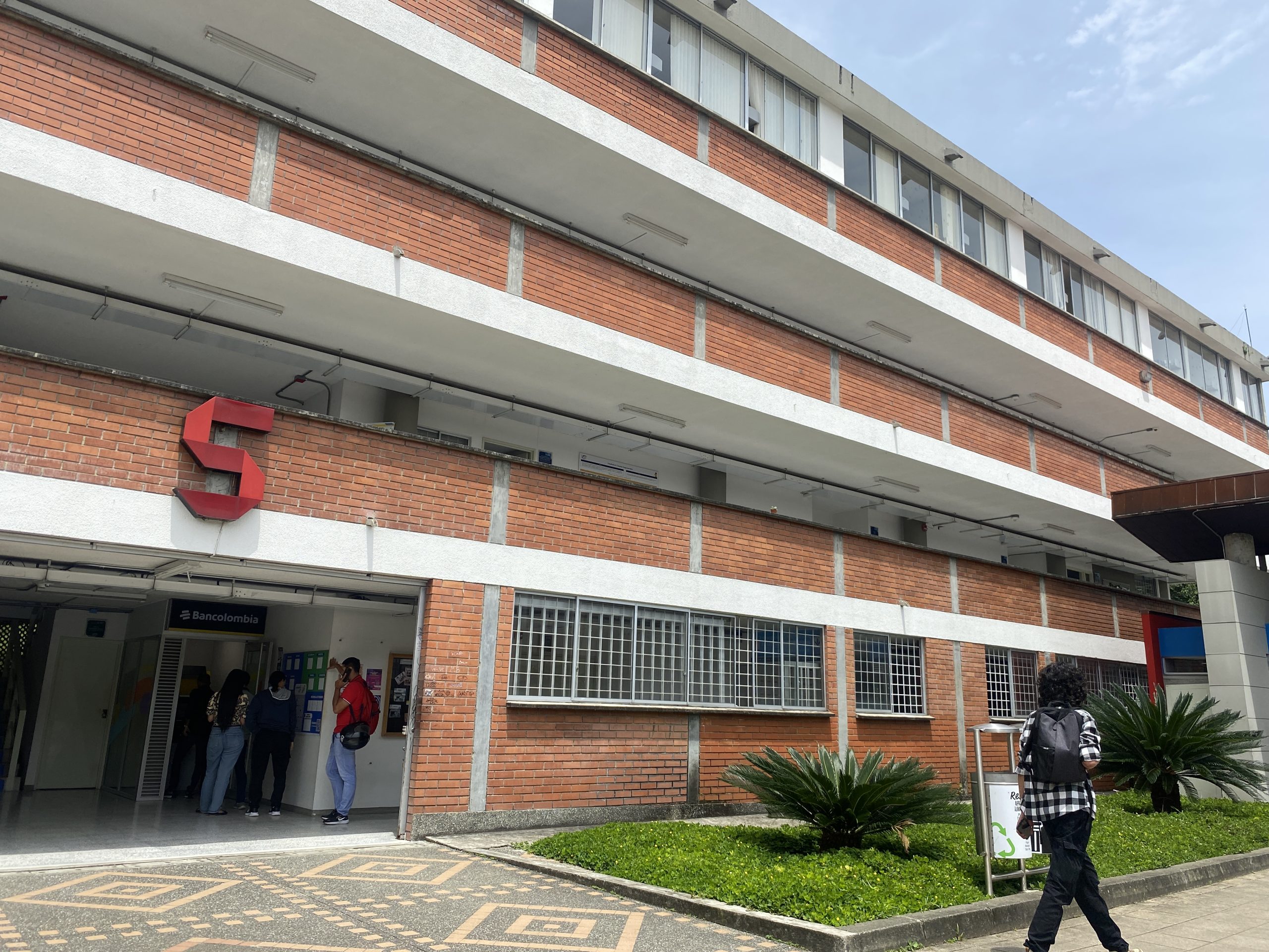 La Facultad de Ciencias Empresariales de la Universidad Tecnológica de Pereira (UTP) continúa fortaleciendo su oferta académica con tres programas de posgrado en el área de calidad y seguridad. Se trata de la Maestría en Sistemas Integrados de Gestión de la Calidad, la Especialización en Gestión de Calidad y Normalización Técnica, y la Especialización en Seguridad y Salud en el Trabajo, todos bajo la dirección del profesor Pedro Daniel Medina Varela.