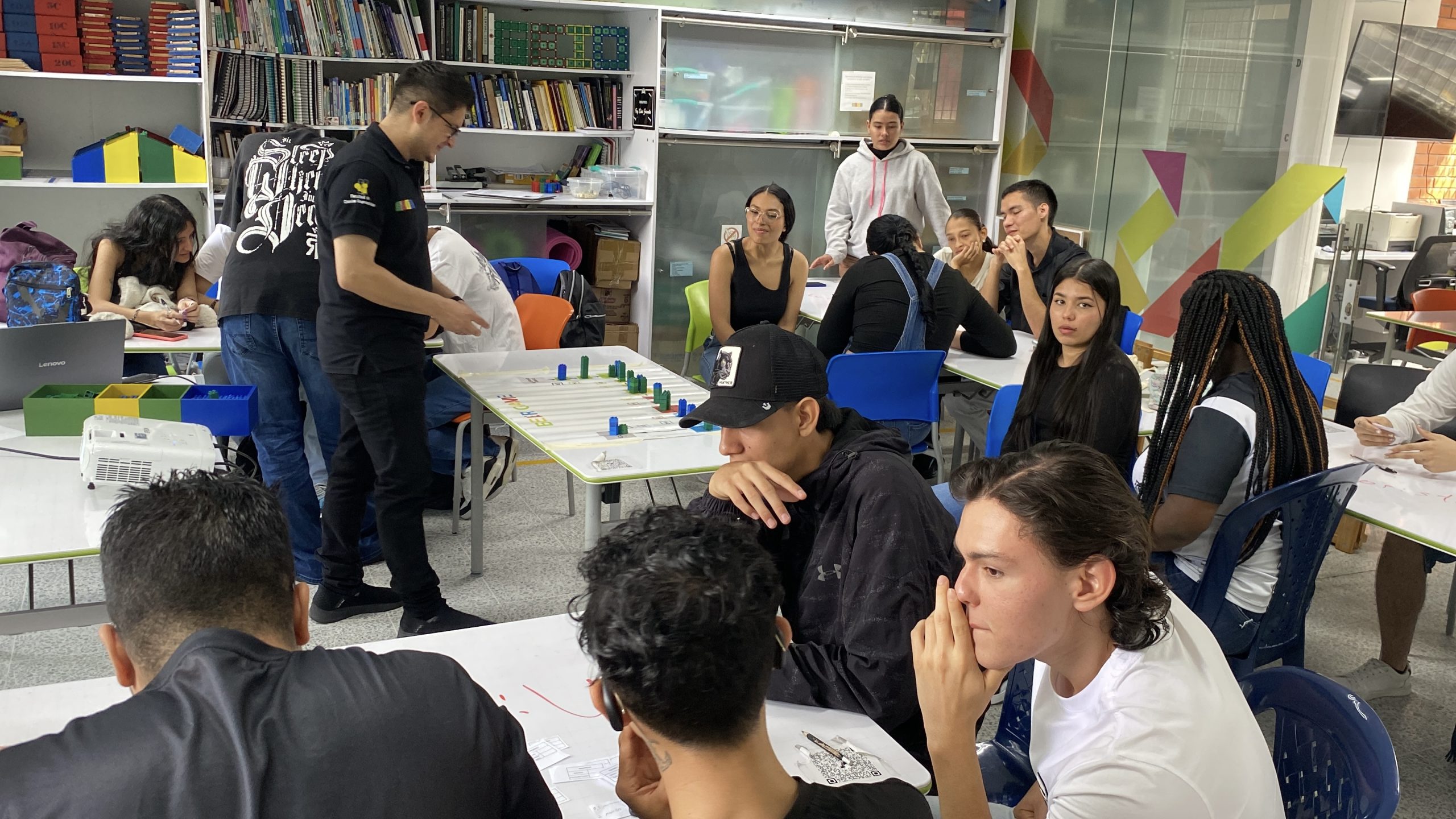 En un ejercicio de aprendizaje innovador, la Universidad Tecnológica de Pereira recibió a los estudiantes del programa de Tecnología en Gestión Logística del SENA, quienes participaron en una jornada académica en los laboratorios de la Facultad de Ciencias Empresariales. 