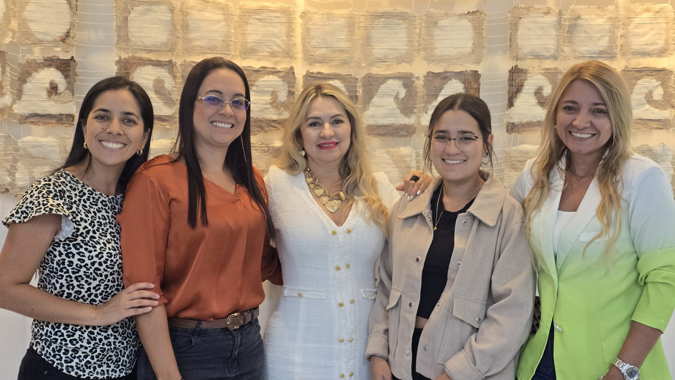 Desde el corazón creativo del campus —edificio 12, oficina 406A— la Facultad de Bellas Artes y Humanidades de la Universidad Tecnológica de Pereira (UTP), a través de la Oficina de Extensión de la Licenciatura en Artes Visuales, invita a toda la comunidad universitaria y al público en general a participar en una amplia y enriquecedora programación de talleres, cursos y diplomados, diseñados para estimular la creatividad, el desarrollo humano y la formación profesional.