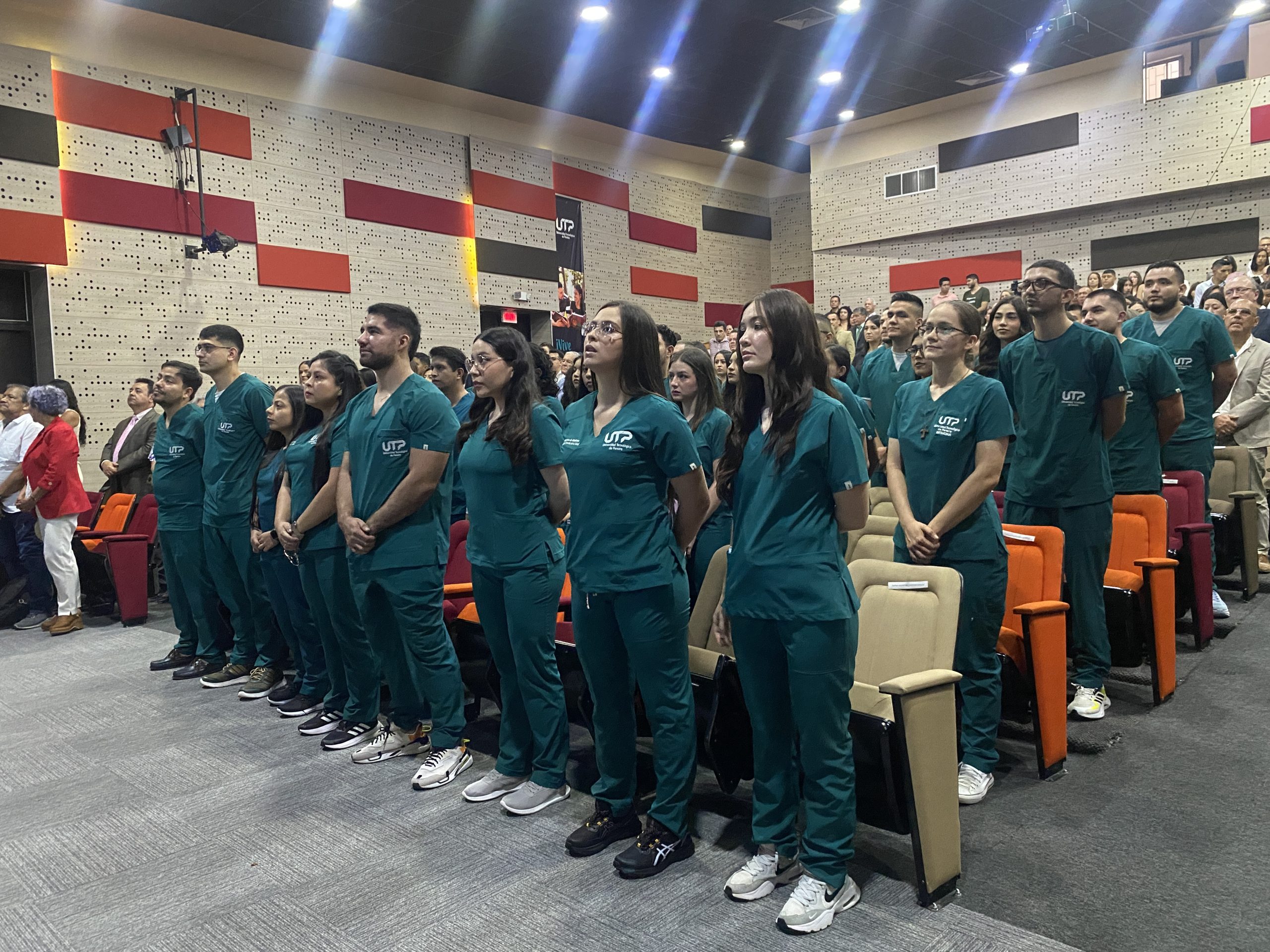 La Universidad Tecnológica de Pereira celebró uno de los actos más simbólicos y emotivos para el programa de Medicina: la entrega de la bata blanca a los estudiantes que inician su año de internado. Este rito de paso marca no solo una transición académica, sino también un compromiso ético profundo con la profesión médica y el servicio a la sociedad.