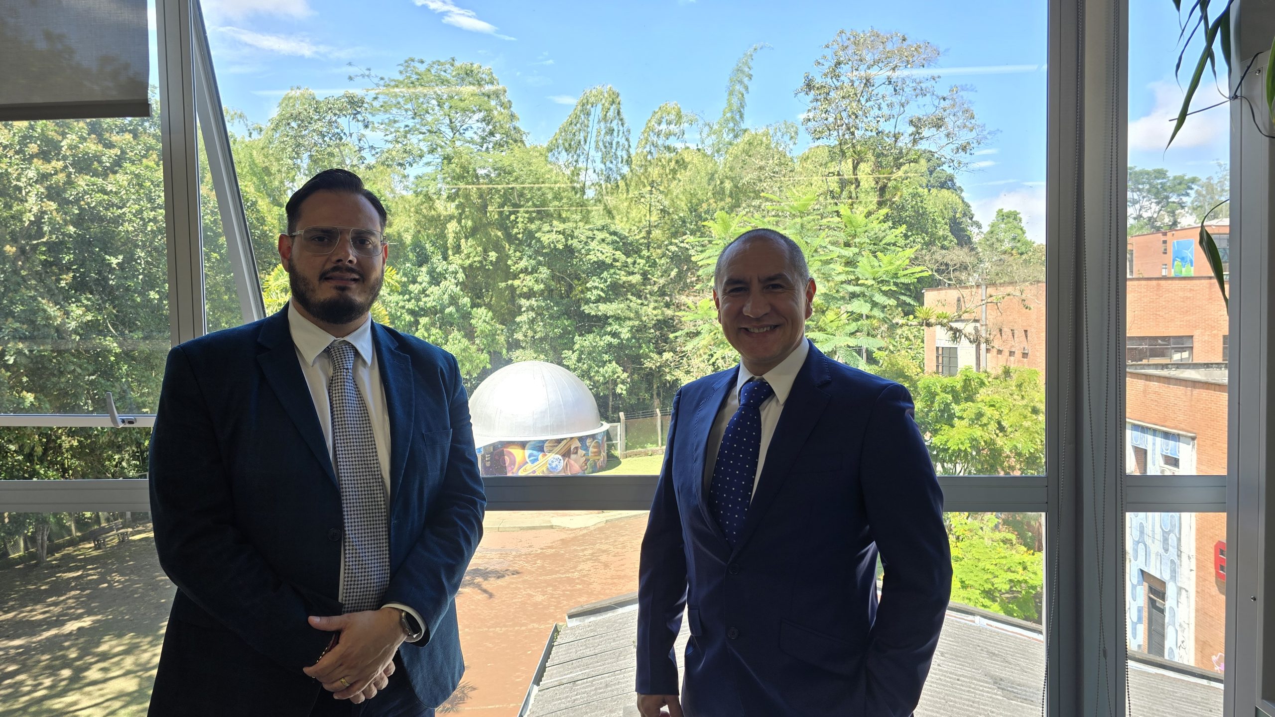 Con el objetivo de convertir el conocimiento técnico en experiencias de aprendizaje significativas, se abre la convocatoria al diplomado “Educar con Ciencia”, una propuesta pedagógica dirigida a profesionales y licenciados en áreas STEM+ (Ciencia, Tecnología, Ingeniería, Matemáticas y otras disciplinas afines), interesados en fortalecer sus habilidades docentes desde un enfoque humanista, tecnológico y didáctico.
