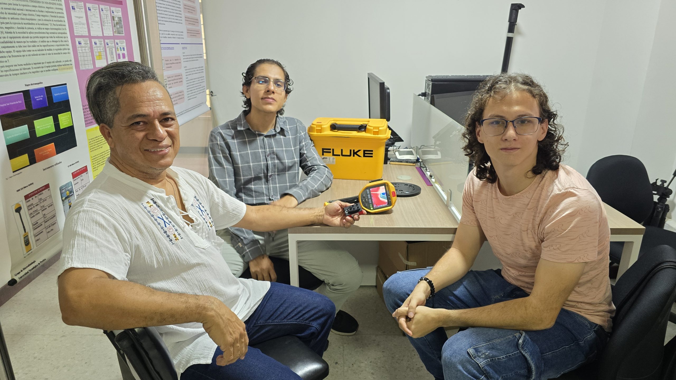 La ciencia suele parecer lejana o reservada. Sin embargo, en la Facultad de Ingenierías de la Universidad Tecnológica de Pereira, un grupo de estudiantes y docentes demuestra que la investigación está más cerca de lo que se cree. Se trata del Semillero de Investigación en Biofísica, un espacio académico que, más allá de sus sofisticados temas, busca sembrar la curiosidad científica desde las primeras etapas del pregrado.