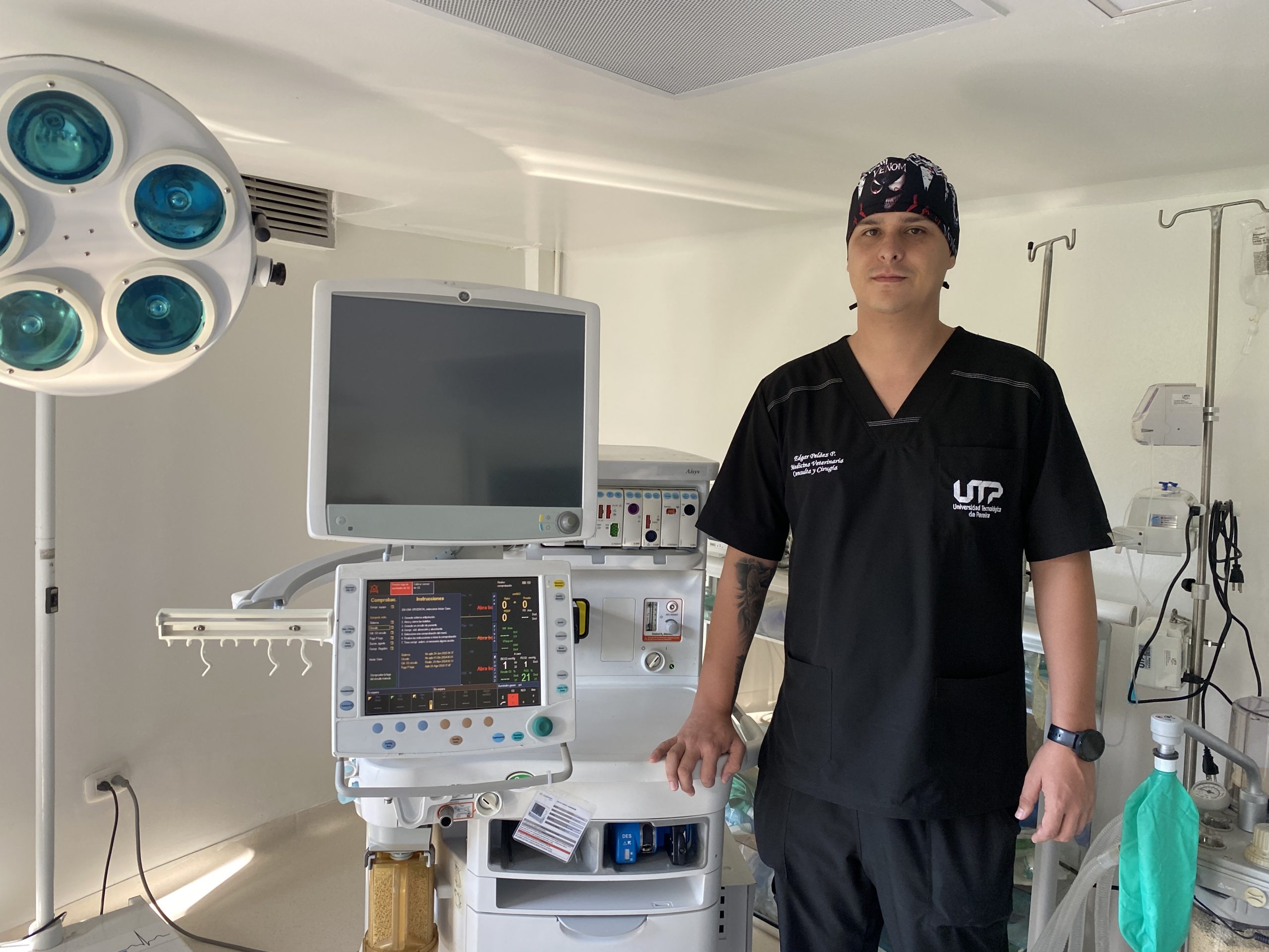 El programa de Medicina Veterinaria y Zootecnia de la Facultad de Ciencias de la Salud de la Universidad Tecnológica de Pereira ha incorporado un moderno equipo de anestesia a su sala de procedimientos, con el objetivo de elevar la calidad de los servicios clínicos ofrecidos a la comunidad universitaria y fortalecer la formación práctica de sus estudiantes.