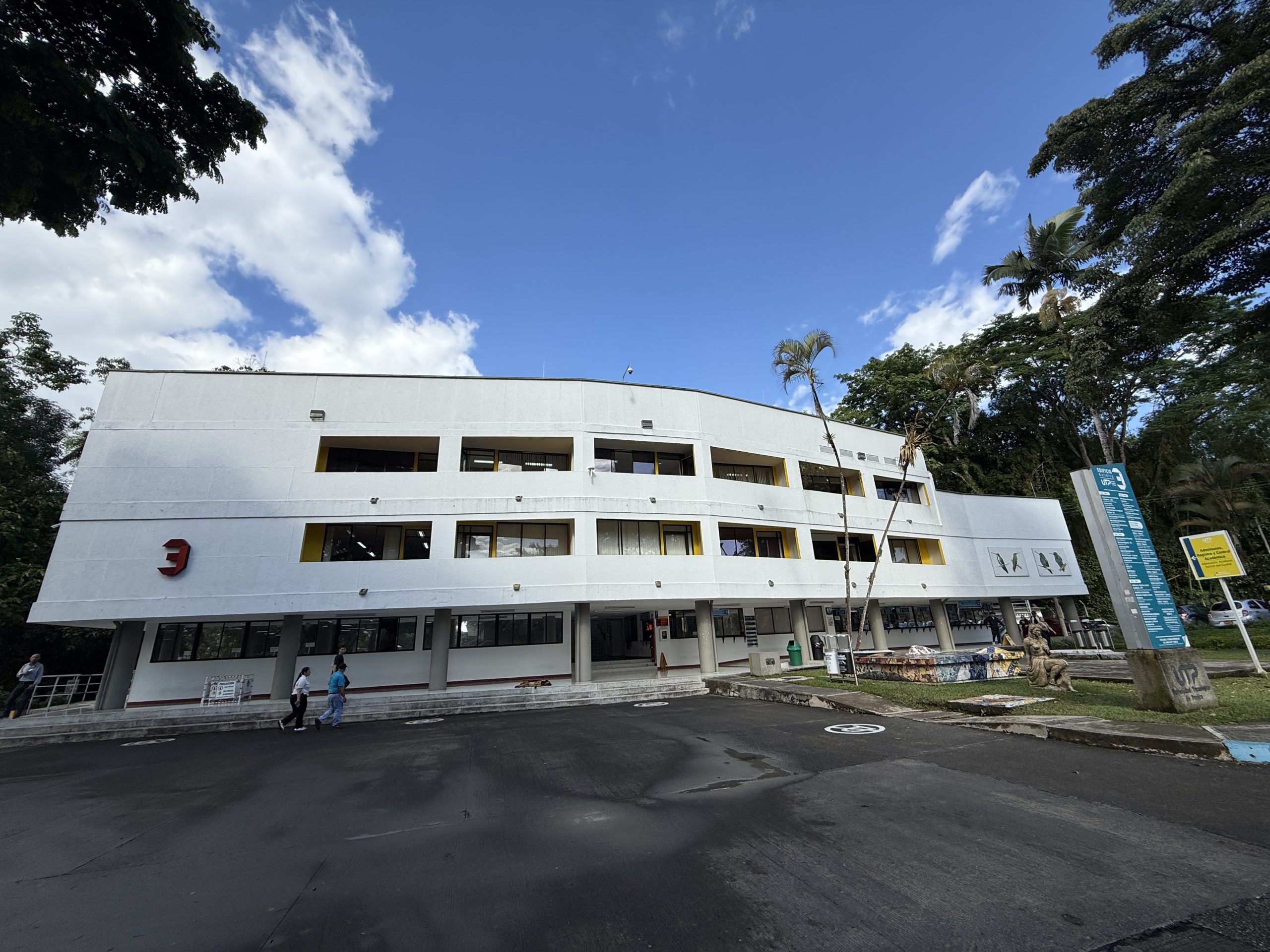 La Universidad Tecnológica de Pereira continúa fortaleciendo sus sistemas institucionales con el firme propósito de proteger uno de los bienes más valiosos de su comunidad: la información. A través de la implementación del Sistema de Gestión de Seguridad de la Información (SGSI), la Universidad trabaja para garantizar que los datos institucionales y personales estén resguardados bajo criterios de confidencialidad, integridad y disponibilidad.
