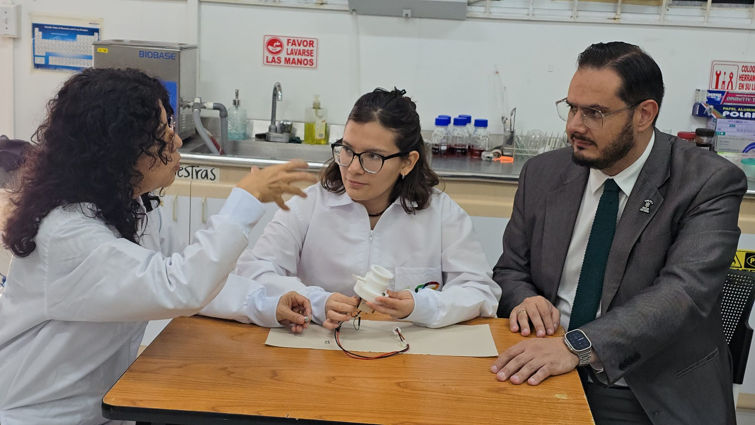 La Universidad Tecnológica de Pereira, reconocida por su compromiso con la investigación y el fortalecimiento de la educación superior, se ha convertido en un punto clave de intercambio académico y científico a través del Programa Delfín. Este programa interinstitucional, que involucra a diversas instituciones de educación superior, permite a estudiantes y docentes participar en pasantías investigativas y estancias académicas, promoviendo la colaboración y el fortalecimiento de la investigación científica y tecnológica en América Latina.