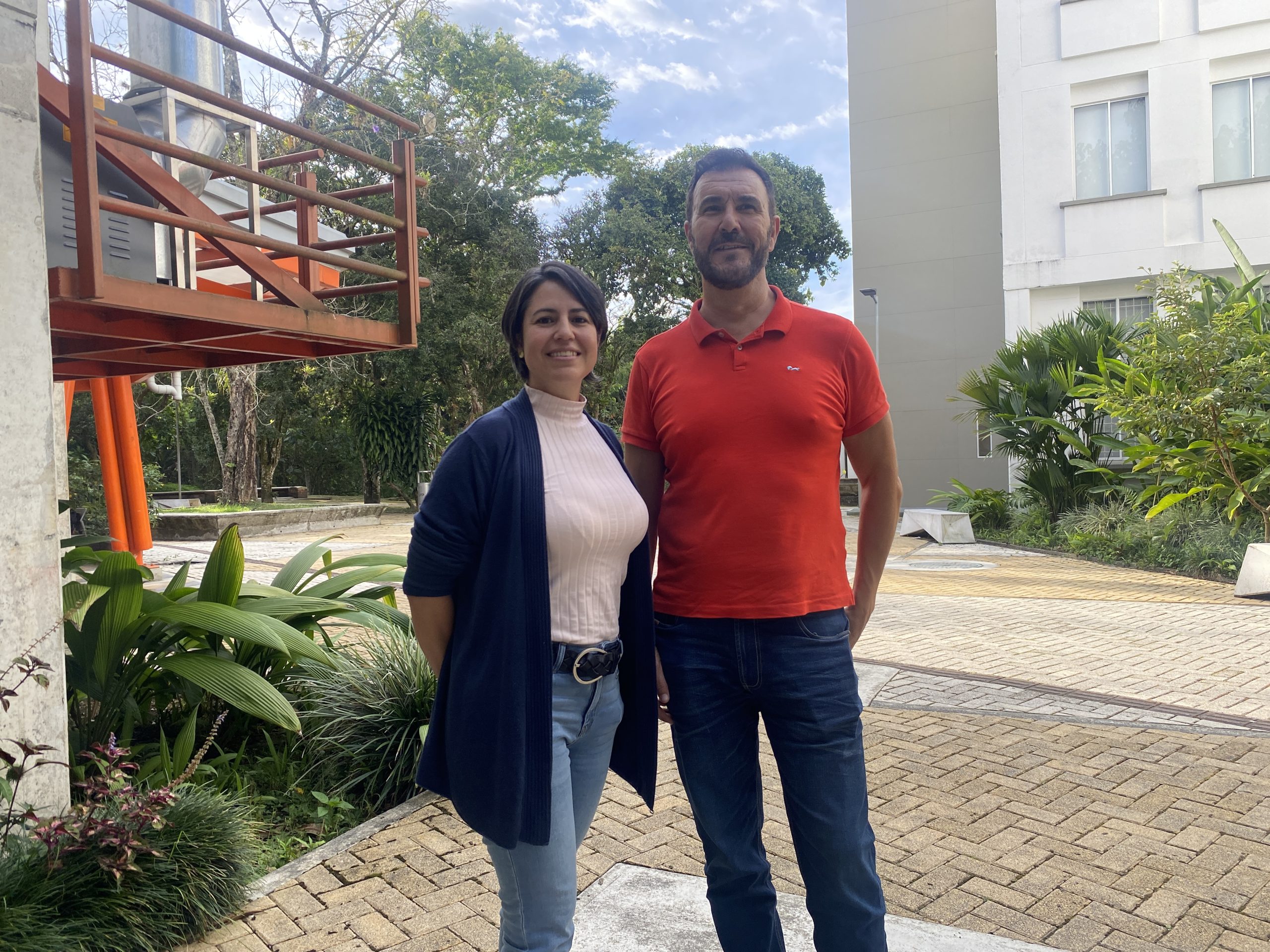 La Universidad Tecnológica de Pereira y la Facultad de Ciencias Agrarias y Agroindustria recibieron la visita del reconocido investigador español Ángel Gil Izquierdo, como parte de la segunda fase del proyecto internacional sobre el huito amazónico (Genipa americana), fruto ancestral con aplicaciones en alimentación y biocosmética. Su presencia en Colombia marca un nuevo hito en la cooperación científica entre la UTP y el Consejo Superior de Investigaciones Científicas (CSIC) de España.