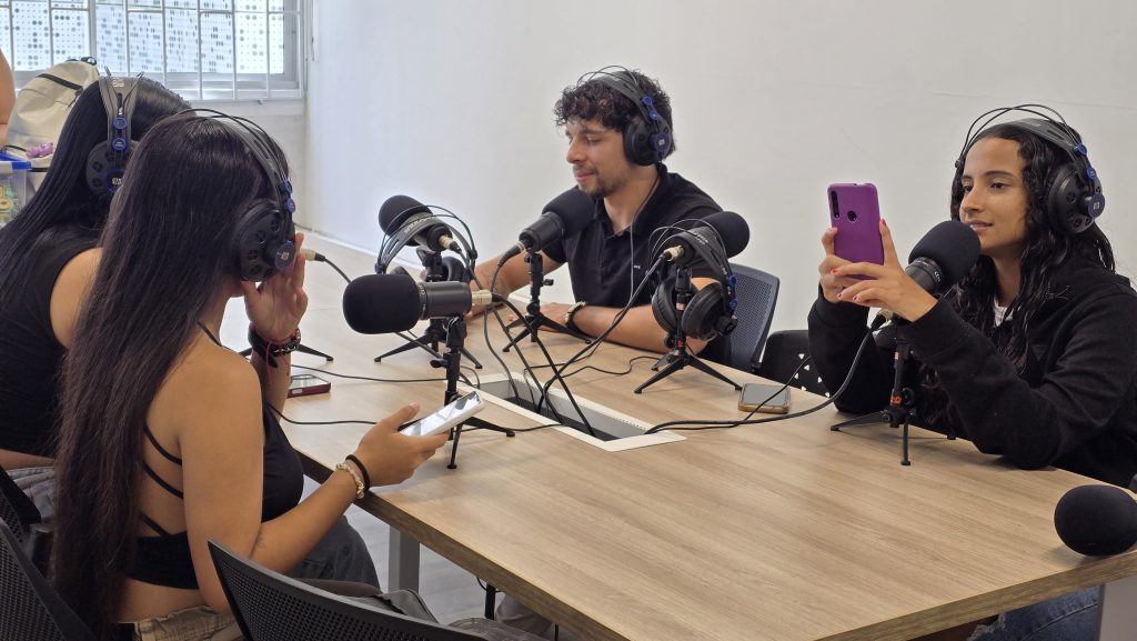Desde su nacimiento en 2018, el Laboratorio de Comunicación Sonora se formó bajo la idea de un MediaLab adscrito a la Facultad de Ciencias de la Educación, desde entonces ha sido mucho más que un espacio físico: se ha convertido en un escenario de creación, exploración y aprendizaje para cientos de estudiantes que han encontrado en el sonido una herramienta pedagógica, expresiva y transformadora.