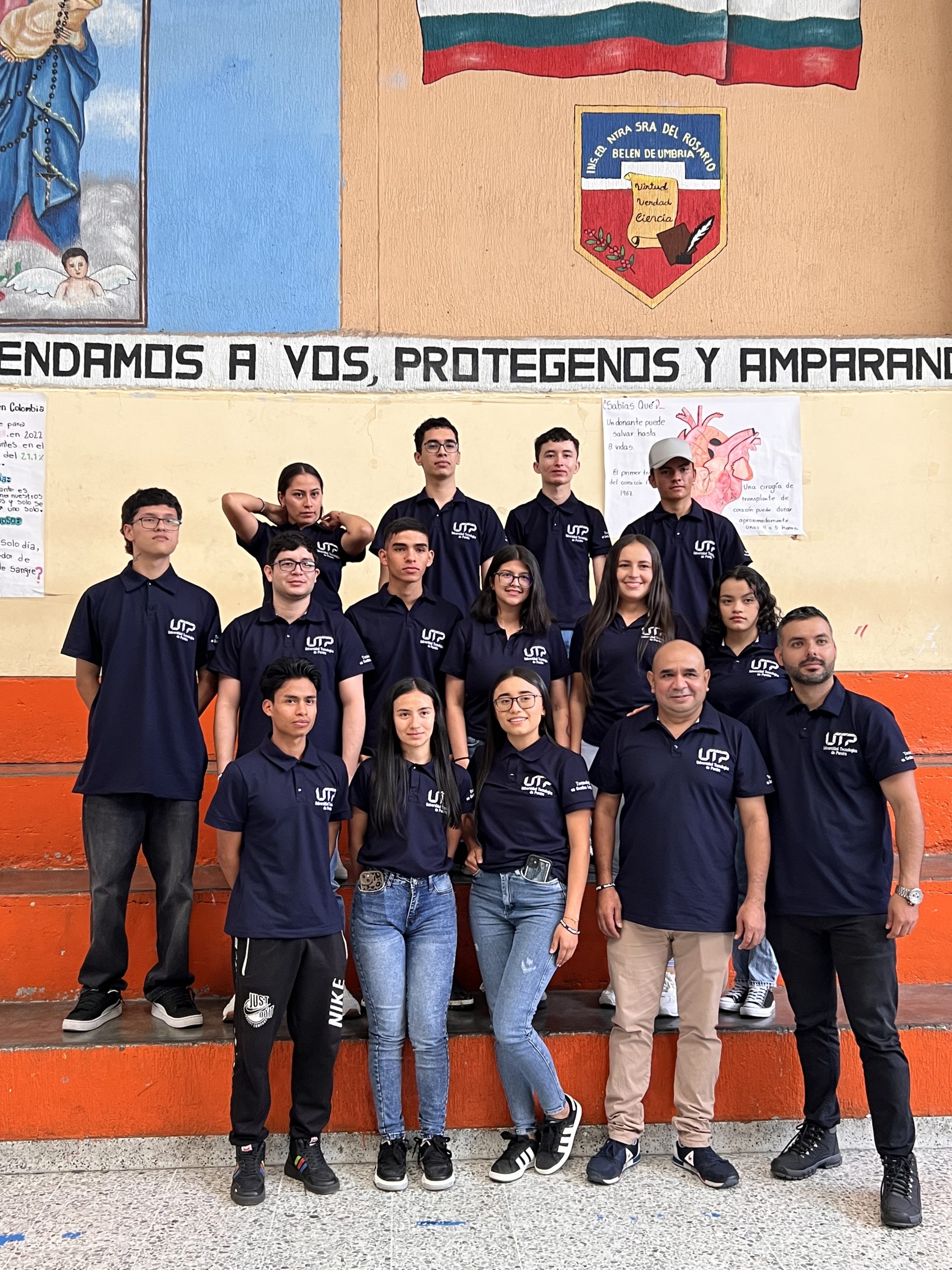 UTP en tu Territorio abre inscripciones extemporáneas para programas tecnológicos en seis municipios de Risaralda La Universidad Tecnológica de Pereira avanza en su compromiso de ampliar el acceso a la educación superior mediante la estrategia UTP en tu Territorio, una apuesta institucional por la regionalización de la universidad en el marco del Plan Integral de Cobertura. Para el segundo semestre de 2025, la estrategia se implementará en seis municipios del departamento de Risaralda: Belén de Umbría, Quinchía, Marsella, Apía, La Virginia y Pueblo Rico, con una oferta de programas tecnológicos pertinentes para las necesidades y vocaciones productivas de cada territorio. Esta iniciativa cuenta con el respaldo académico de la Facultad de Tecnología y la Facultad de Ciencias Agrarias y Agroindustria. Los programas disponibles son: Facultad de Ciencias Agrarias y Agroindustria • Tecnología en Producción Agrícola Integrada Municipios: Belén de Umbría - Institución Educativa Nuestra señora del Rosario y Quinchía – Centro de Recursos Educativos Municipales CREM. Facultad de Tecnología • Tecnología en Diseño y Construcción de Instalaciones Eléctricas de Media y Baja Tensión Municipio: Marsella - Institución Educativa Instituto Estrada • Tecnología en Procesos de Fabricación Metalmecánica Municipio: Apía - Institución Educativa Santo Tomás de Aquino • Tecnología en Desarrollo de Procesos Químicos Sostenibles Municipio: La Virginia - Institución Educativa Bernardo Arias Trujillo • Tecnología en Gestión Logística Municipios: La Virginia - Institución Educativa Bernardo Arias Trujillo y Pueblo Rico - Institución Educativa San Pablo. Las clases se desarrollarán de manera presencial en instituciones educativas de cada municipio, en horarios flexibles (tarde-noche y fines de semana), con docentes de la Universidad Tecnológica de Pereira, lo que garantiza formación con altos estándares de calidad. Además, gracias a la Política de Gratuidad y la normatividad vigente, los estudiantes que cumplan los requisitos accederán a una matrícula de bajo costo, lo que permite que más personas puedan ingresar a la educación superior sin que su situación económica sea una barrera. La estrategia UTP en tu Territorio además de ampliar la cobertura, promueve el arraigo, el fortalecimiento del talento local y el desarrollo regional con enfoque territorial. Las inscripciones extemporáneas estarán abiertas hasta el 24 de julio de 2025 y pueden realizarse a través del sitio web institucional: https://app4.utp.edu.co/MatAcad/menu_inscripciones Para mayor información, los interesados pueden comunicarse al teléfono 314 668 8438, escribir al correo utpentuterritorio@utp.edu.co o acercarse directamente a la institución educativa sede del programa o a la alcaldía del municipio. UTP en tu Territorio: educación superior con calidad, pertinencia y compromiso con los territorios.