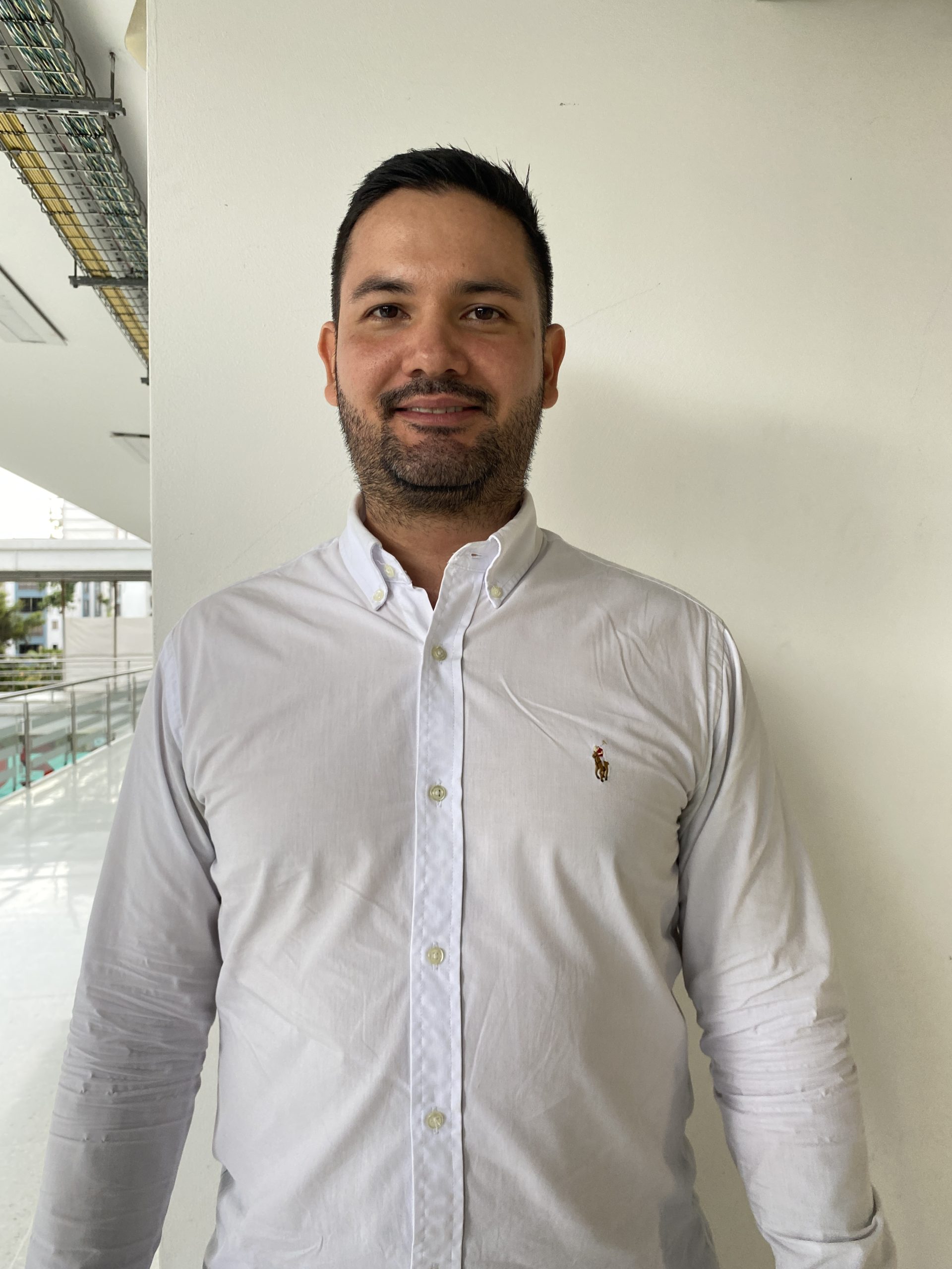 El docente Juan Sebastián Arias, adscrito a la Facultad de Ciencias Empresariales de la Universidad Tecnológica de Pereira, dirige una innovadora línea de investigación en finanzas cuantitativas, que combina estadística, matemáticas y programación para mejorar la toma de decisiones en contextos financieros complejos.