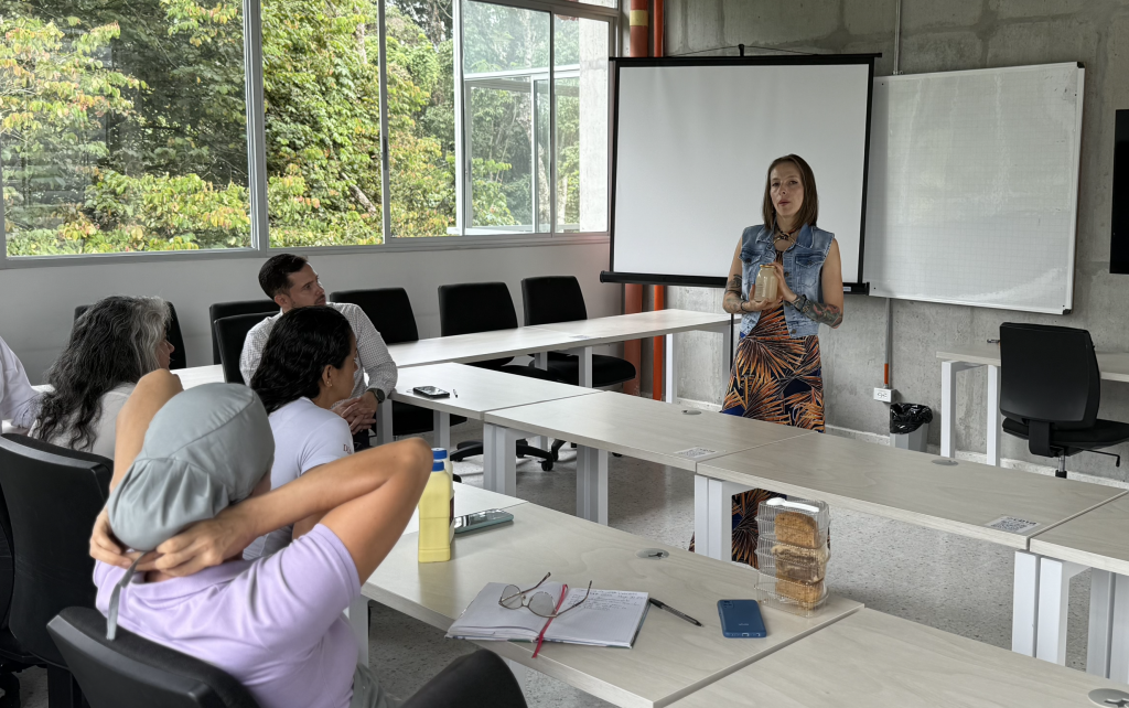 El Centro de Desarrollo Tecnológico Agroindustrial (CDTA) de la Universidad Tecnológica de Pereira y Comfamiliar Risaralda han conformado una alianza estratégica para fortalecer el ecosistema emprendedor del departamento. En el marco de esta colaboración, un grupo de emprendedores visitó las instalaciones del CDTA y presentó sus productos ante el equipo de investigadores del centro.