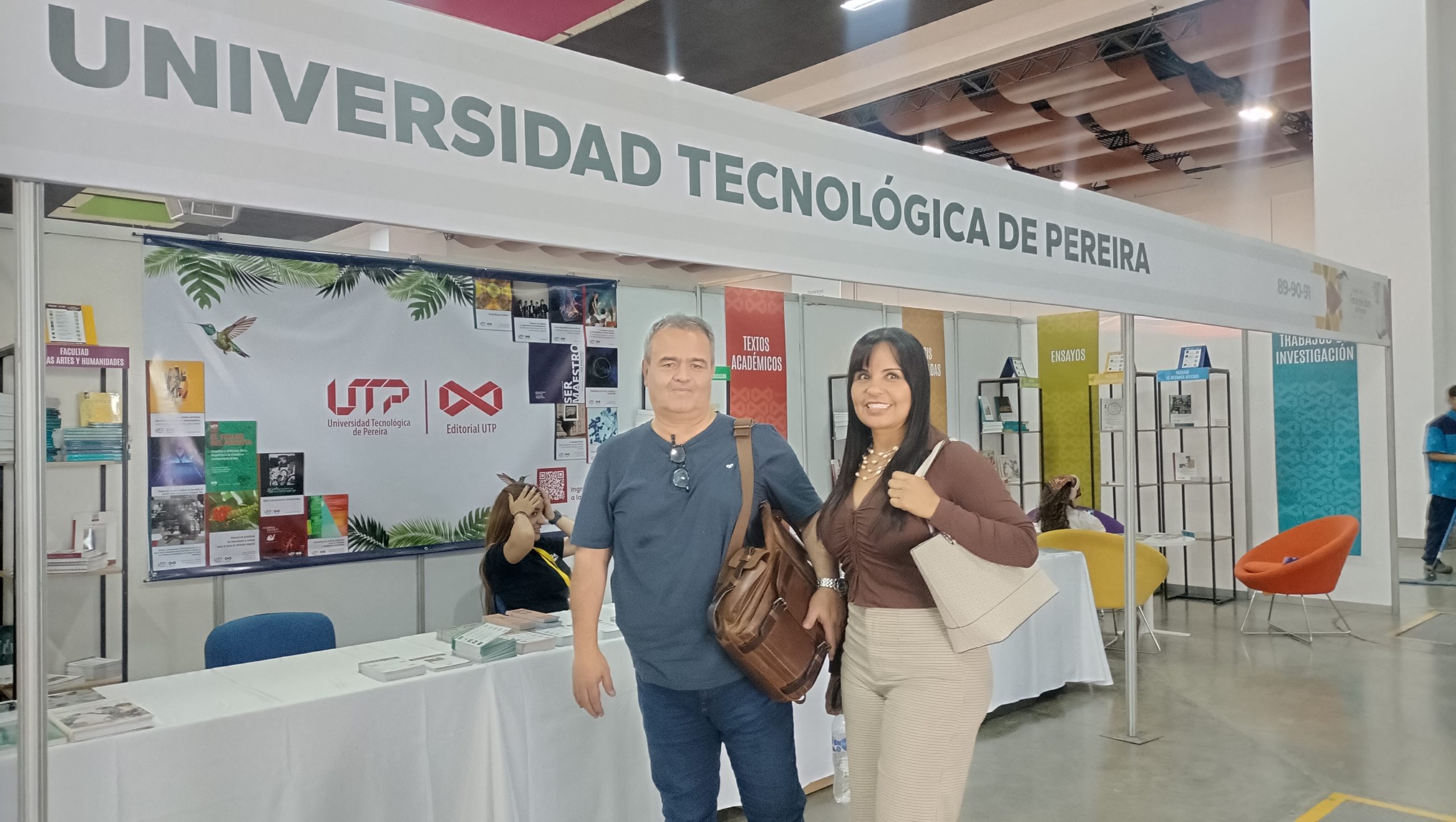 Del 2 al 6 de octubre, la Universidad Tecnológica de Pereira ha estado presente en la Feria del Libro de Pereira: Paisaje, Café y Libro; en este evento, la UTP no solo comparte su producción académica, sino también su rica contribución al ámbito cultural, demostrando que la universidad, más allá de ser un centro de formación tecnológica, también es un referente en la creación artística y literaria.