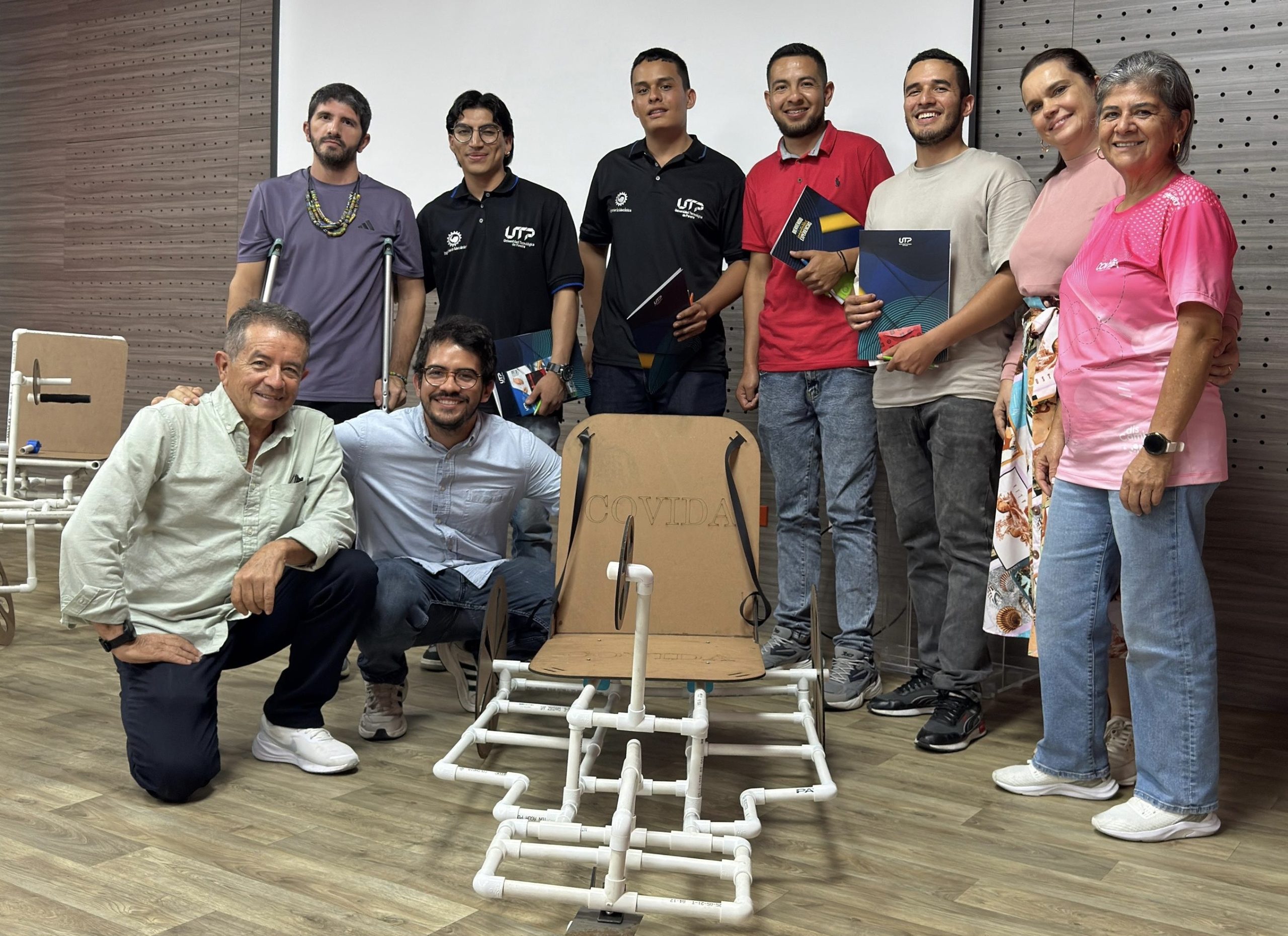 La Facultad de Mecánica Aplicada de la Universidad Tecnológica de Pereira realizó con éxito la Diseñatón 2025, una jornada académica y creativa que reunió a estudiantes, docentes y aliados estratégicos para diseñar soluciones innovadoras con impacto social. El encuentro tuvo como propósito principal la construcción de proyectos orientados a mejorar la calidad de vida y promover la autonomía de las personas en situación de discapacidad, reafirmando el compromiso de la universidad con la transformación de su entorno.