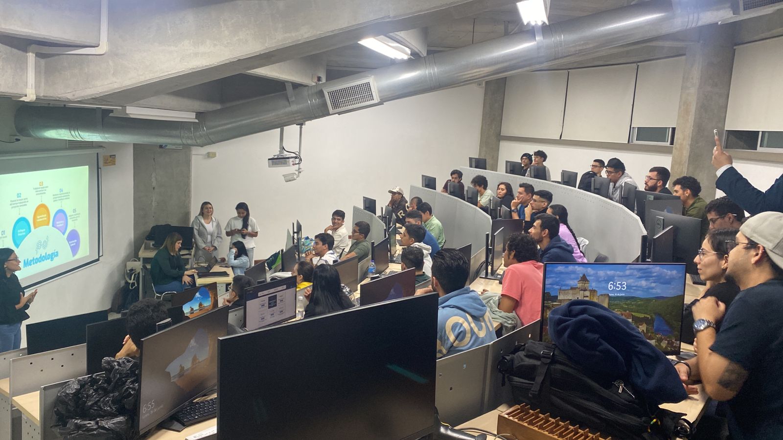 En un mundo laboral cada vez más dinámico y competitivo, la actualización constante y el aprendizaje práctico se han convertido en elementos clave para la formación profesional. Por ello, la Universidad Tecnológica de Pereira, comprometida con la preparación integral de sus estudiantes y egresados, ha abierto espacios gratuitos de formación intensiva conocidos como bootcamps, gracias a la gestión de Paula Villa, representante de egresados ante el Consejo Superior.