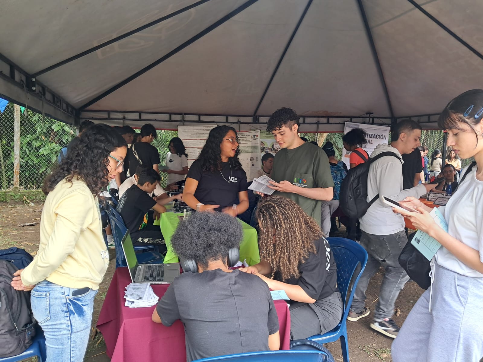 La Universidad Tecnológica de Pereira por medio de la Vicerrectoría de Responsabilidad Social y Bienestar Universitario realizó la primera jornada de Bienestar al Campus del semestre 2025 – 2 , un espacio lúdico, informativo y de psicoeducación que se encuentra alineado a la campaña Habla, Comparte y Vive de la Política de Bienestar Institucional. 