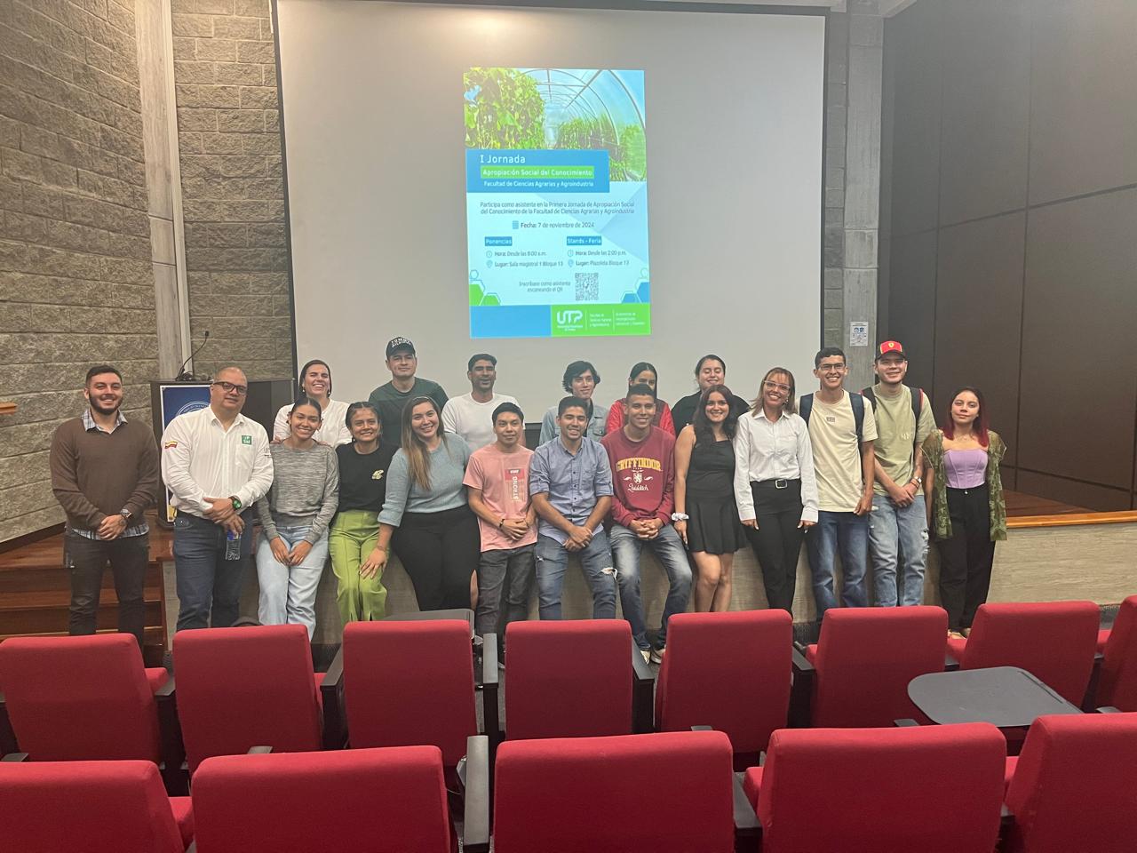 En la Sala Magistral 1 del Bloque 13 tuvo lugar con éxito la Primera Jornada de Apropiación Social del Conocimiento, organizada por la Facultad de Ciencias Agrarias y Agroindustria, desarrollada a inicios de noviembre de 2024, con la participación de más de 128 asistentes, principalmente estudiantes.