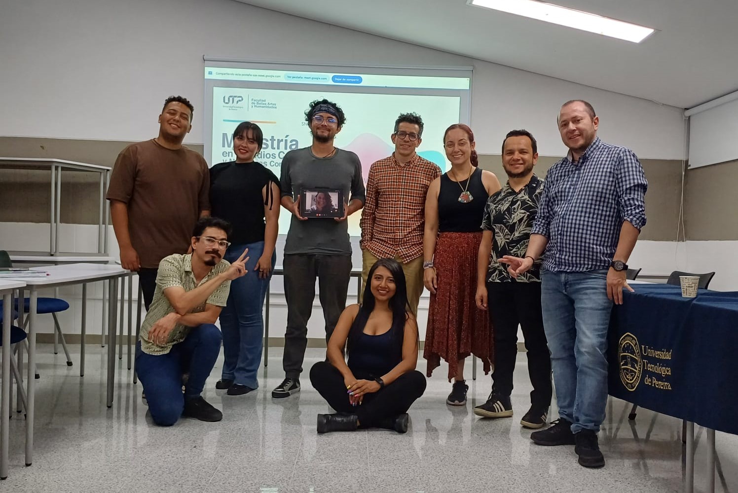 El pasado viernes 30 de agosto de 2024, en el aula 602 del edificio de Bellas Artes y Humanidades, se llevó a cabo la presentación oficial de la IV Cohorte de la Maestría en Estudios Culturales y Narrativas Contemporáneas. Este evento marcó el inicio de un nuevo ciclo académico lleno de promesas y oportunidades.