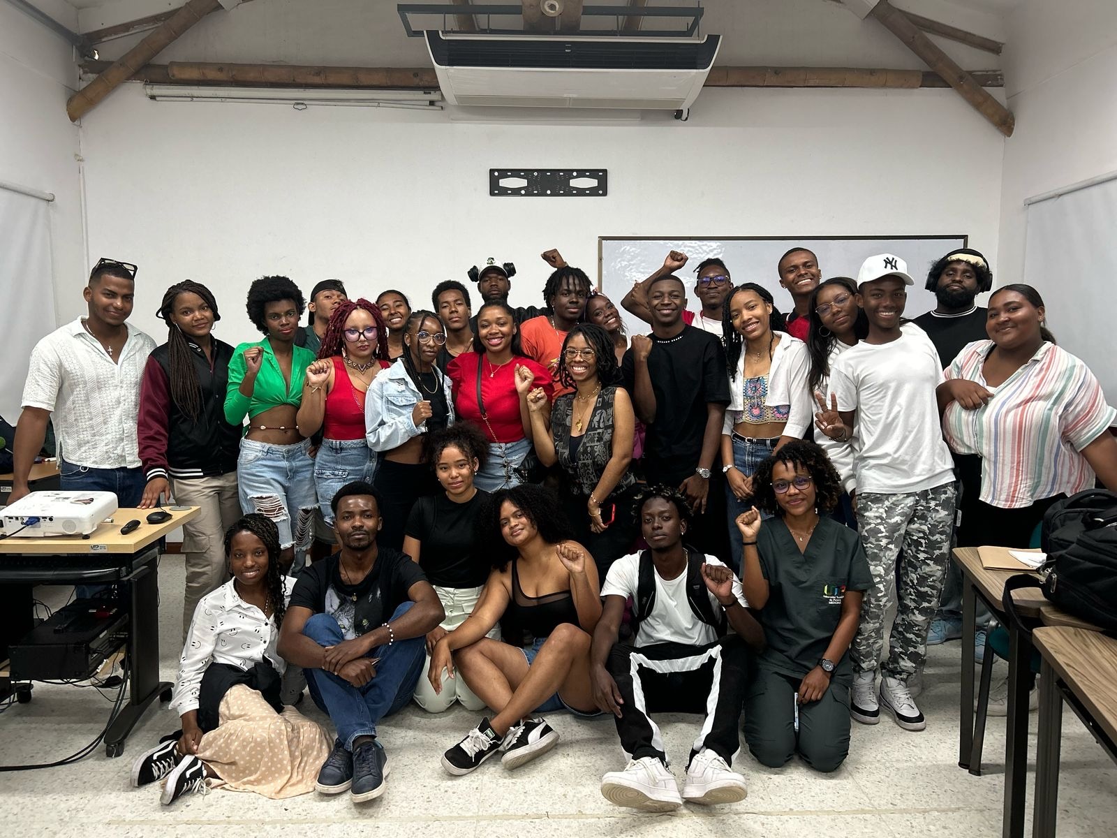 El pasado 2 de mayo se llevó a cabo en la Universidad Tecnológica de Pereira el taller ‘Ser Negrx en la U – Resistencia y Bienestar’, un espacio de diálogo, reflexión y construcción colectiva convocado por la Mesa Afro UTP, con la participación especial de Mayesty Lucía Jiménez Mesa, psicóloga de la ciudad de Cali con experiencia en acompañamiento psicosocial a comunidades negras.