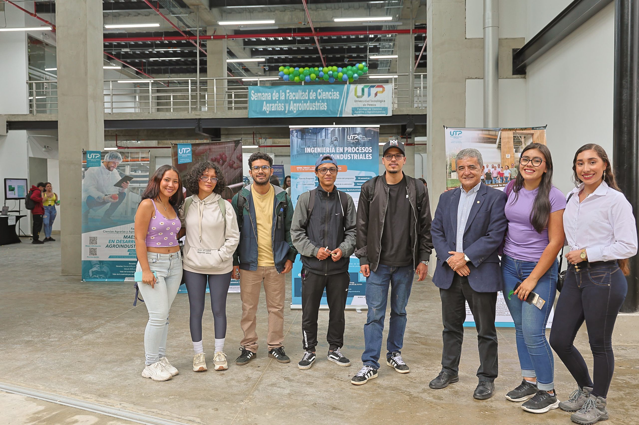 La Facultad de Ciencias Agrarias y Agroindustria de la Universidad Tecnológica de Pereira (UTP) celebró con éxito la Feria de Prácticas y Puertas Abiertas, un evento fundamental para los estudiantes en busca de oportunidades laborales. A través de una jornada enriquecedora, diversas empresas del sector agroindustrial instalaron sus stands para mostrar su impacto en la industria, compartir su conocimiento y motivar a los jóvenes a explorar el mundo profesional.