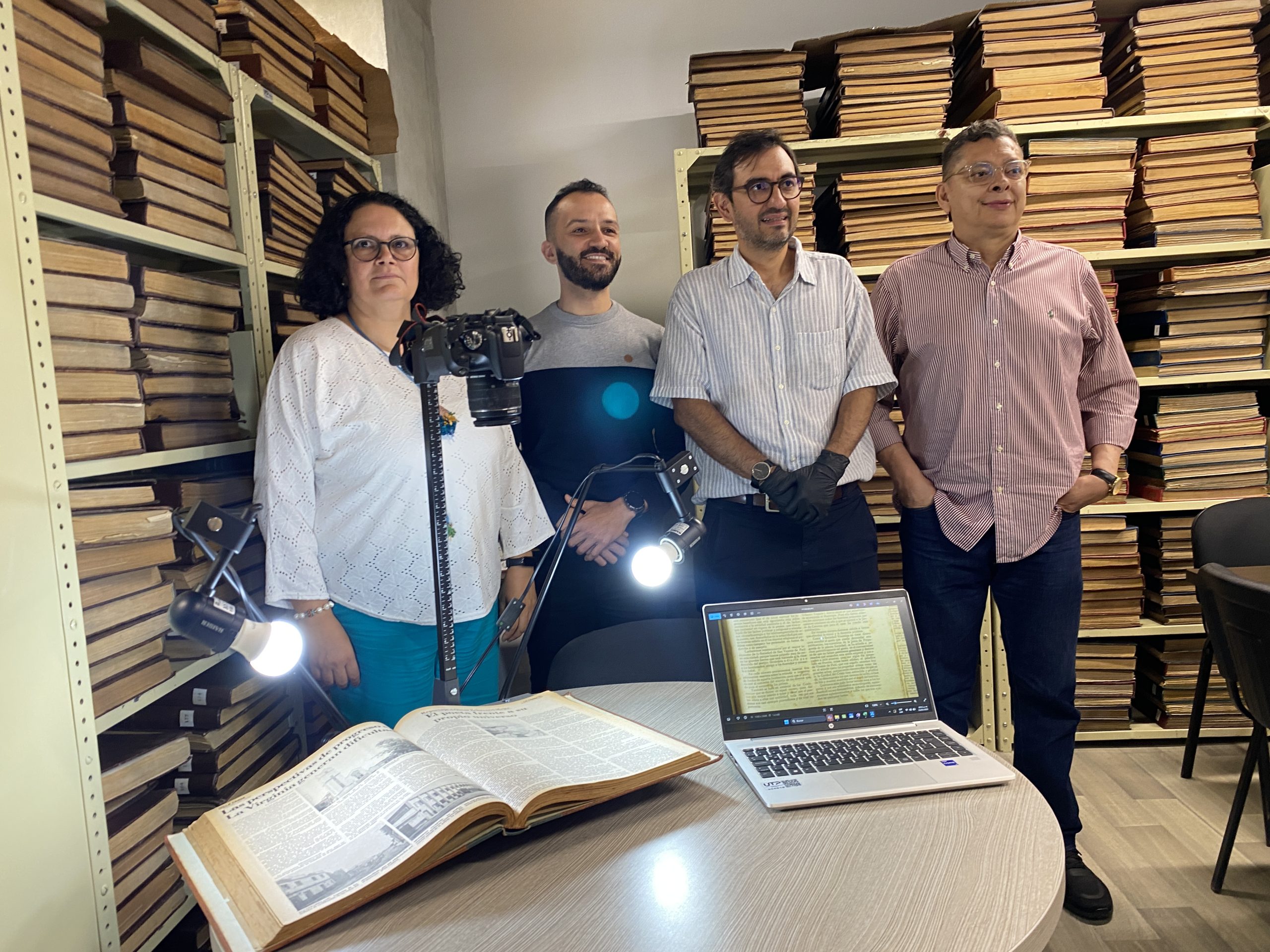 La Facultad de Ciencias de la Educación de la Universidad Tecnológica de Pereira recibió recientemente un equipo especializado para la digitalización de documentos, destinado al Laboratorio de Fuentes Históricas. Este recurso tecnológico permitirá la conservación de archivos históricos en formato digital, garantizando su accesibilidad y preservación a largo plazo.