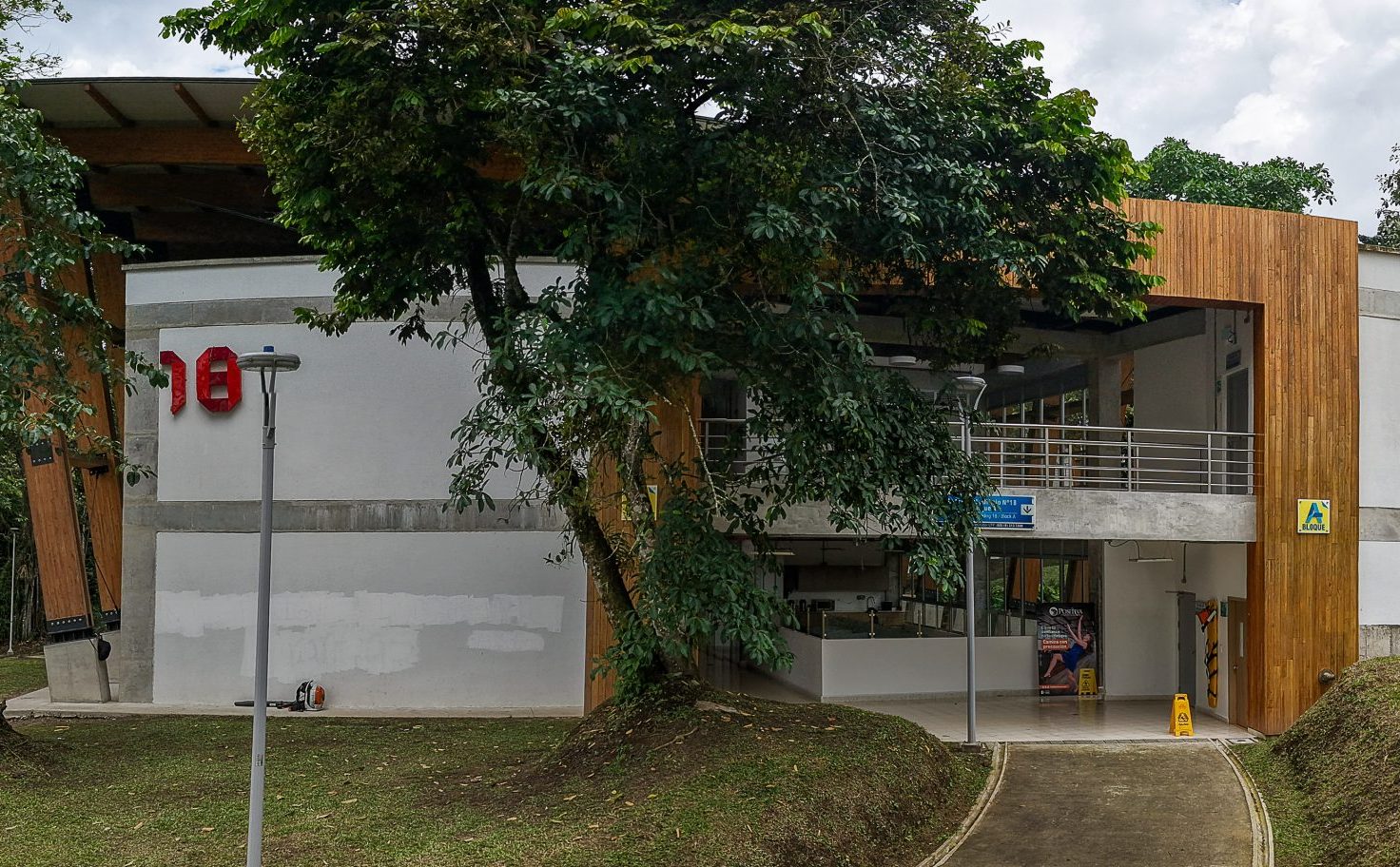 En un esfuerzo conjunto entre la academia, el sector empresarial y los gremios nacionales, se ha conformado la Mesa de Construcción Sostenible con Madera, una iniciativa que busca posicionar el uso estructural y arquitectónico de la madera como alternativa viable y sostenible en la red forestal y de la madera en Colombia.