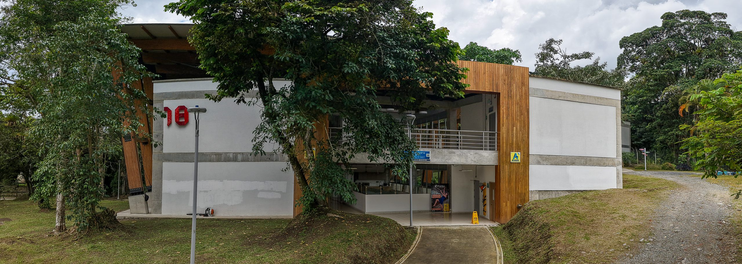 En un esfuerzo conjunto entre la academia, el sector empresarial y los gremios nacionales, se ha conformado la Mesa de Construcción Sostenible con Madera, una iniciativa que busca posicionar el uso estructural y arquitectónico de la madera como alternativa viable y sostenible en la red forestal y de la madera en Colombia.