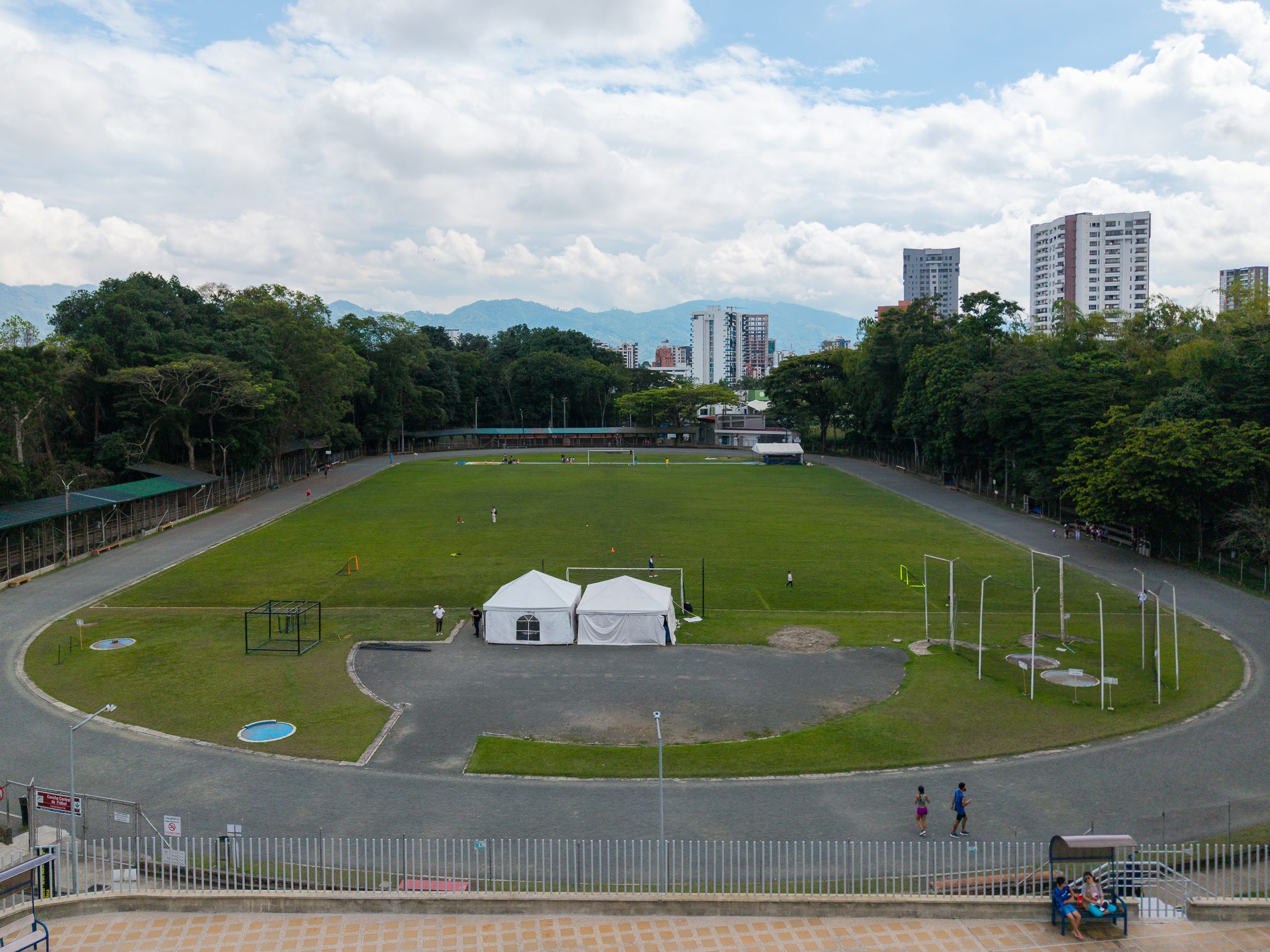 La Universidad Tecnológica de Pereira informa a toda la comunidad que, en el marco de la conmemoración del Día del Administrativo, se llevará a cabo el evento deportivo Carrera de Obstáculos OCR, razón por la cual se realizará el cierre temporal de la pista atlética el próximo viernes 18 de julio, desde las 10:00 a. m. hasta las 6:00 p. m.