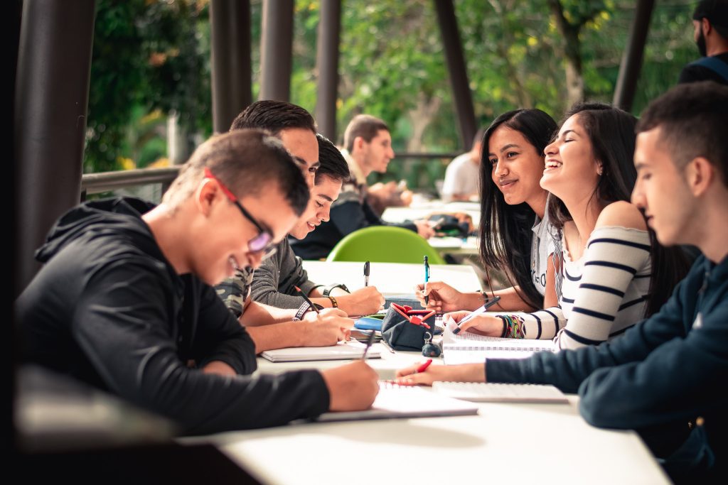 Invitamos a toda la comunidad universitaria a disfrutar de los espacios y actividades que se llevarán a cabo en el marco de la XXIII Convención de Egresados de la Universidad Tecnológica de Pereira. A lo largo de los años, egresados, estudiantes, docentes y administrativos han llevado con orgullo y dedicación el nombre de nuestra universidad a diversos rincones del país y del mundo, destacándose en múltiples campos profesionales.