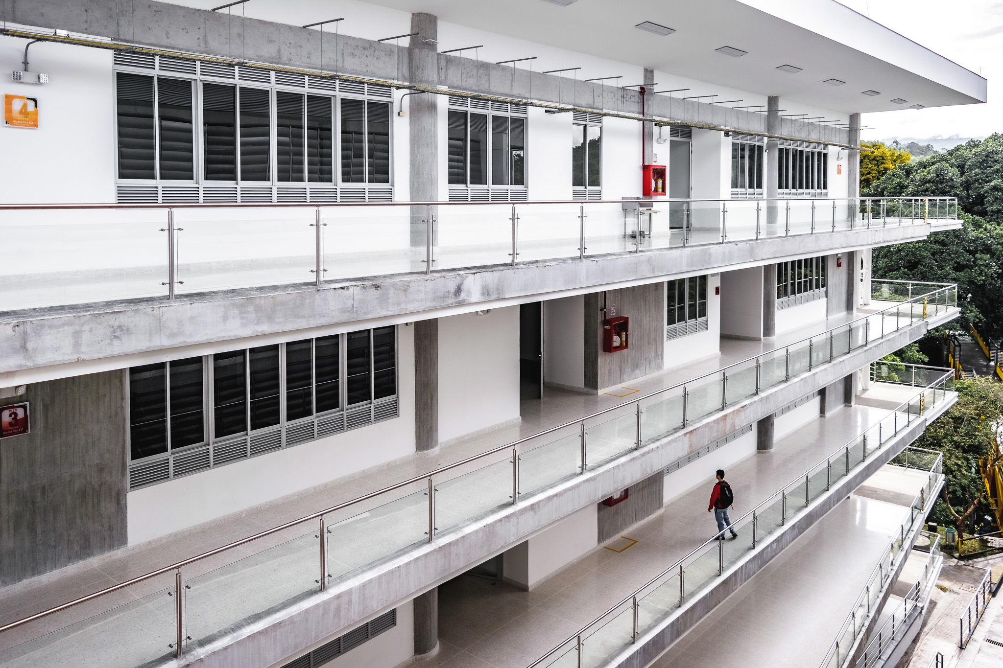 El estudiante del Doctorado en Ciencias de la Universidad Tecnológica de Pereira, Álvaro Jaramillo, realizará su examen de candidatura el miércoles 20 de noviembre de 2024 a las 2:00 p. m. (hora Colombia). La actividad se desarrollará en modalidad híbrida, con una sala presencial ubicada en el Edificio de Formación Avanzada, Salón 15C-312, y un espacio virtual habilitado a través del enlace: https://renata.zoom.us/j/89271368819.