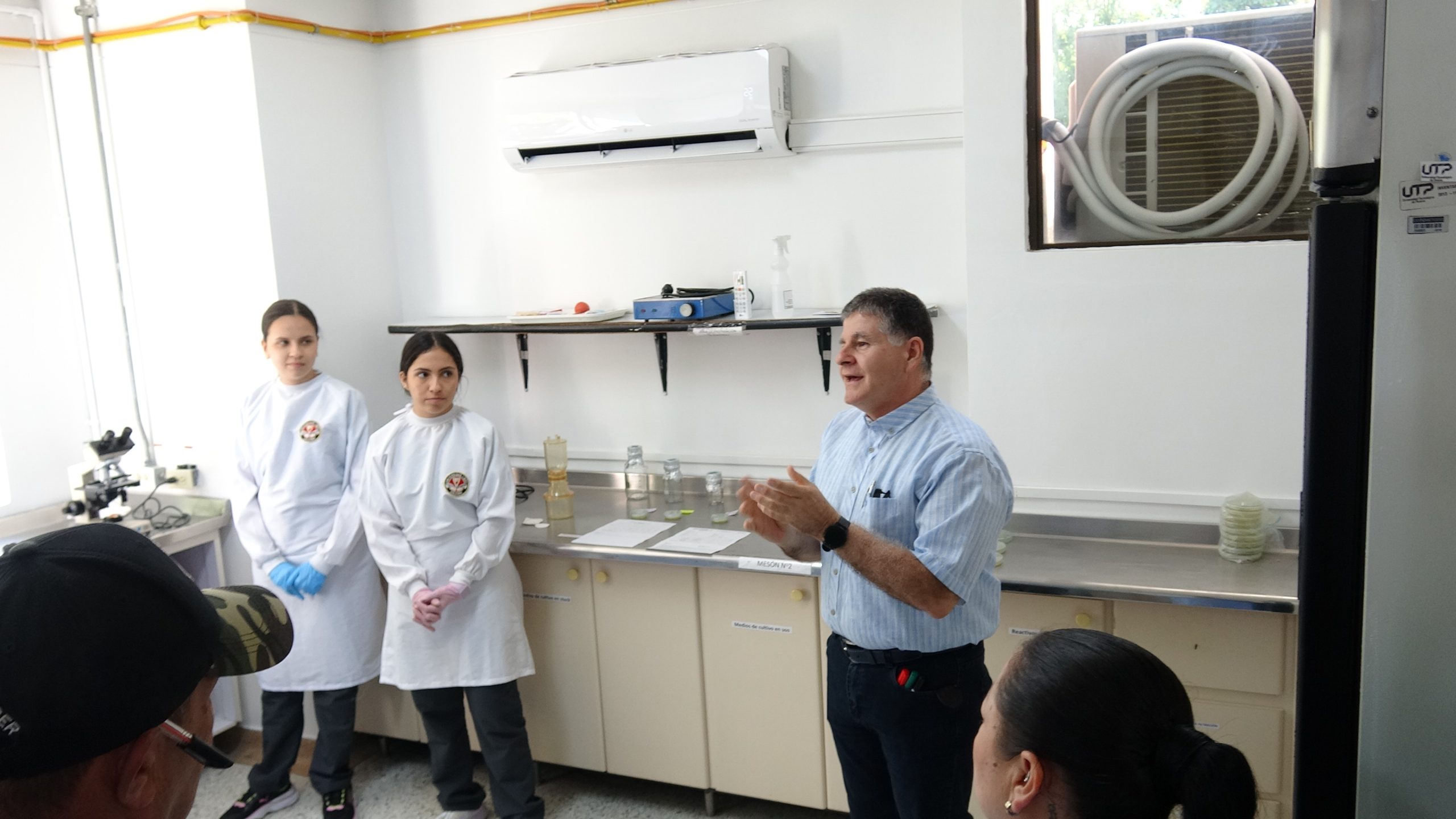 El Laboratorio de Análisis de Aguas y Alimentos de la Universidad Tecnológica de Pereira fue el escenario de un encuentro entre representantes de acueductos comunitarios y miembros de la comunidad universitaria, en el marco de una jornada de retroalimentación y aprendizaje conjunto orientada a la gestión del recurso hídrico.