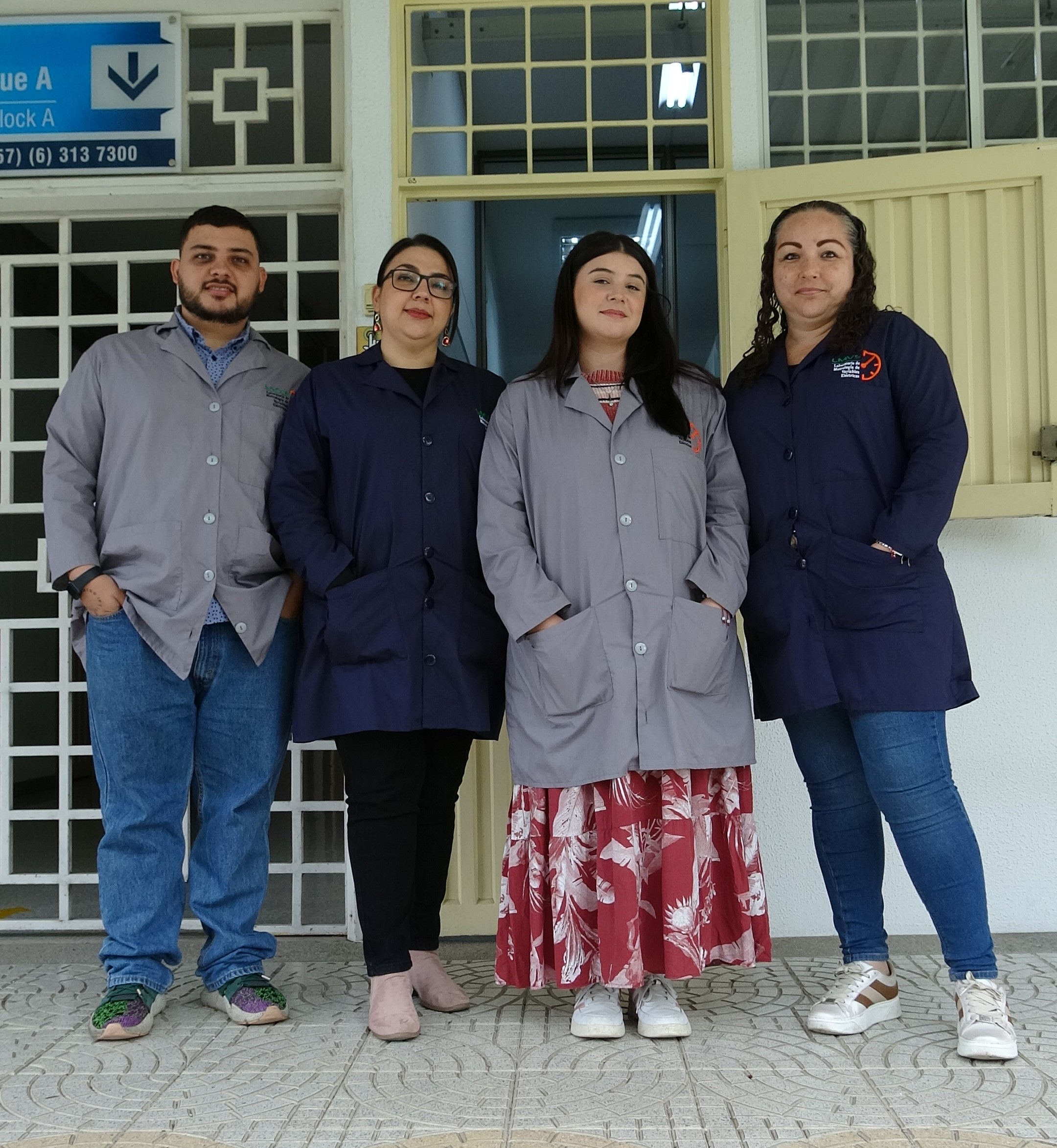 Más que un espacio técnico, el Laboratorio de Metrología de la UTP es una garantía de rigor científico y compromiso con la calidad en todo el país. Se trata del Laboratorio de Metrología de Variables Eléctricas, una unidad altamente especializada que ha logrado posicionarse como el único laboratorio acreditado en esta área en la región, y uno de los más confiables a nivel nacional.