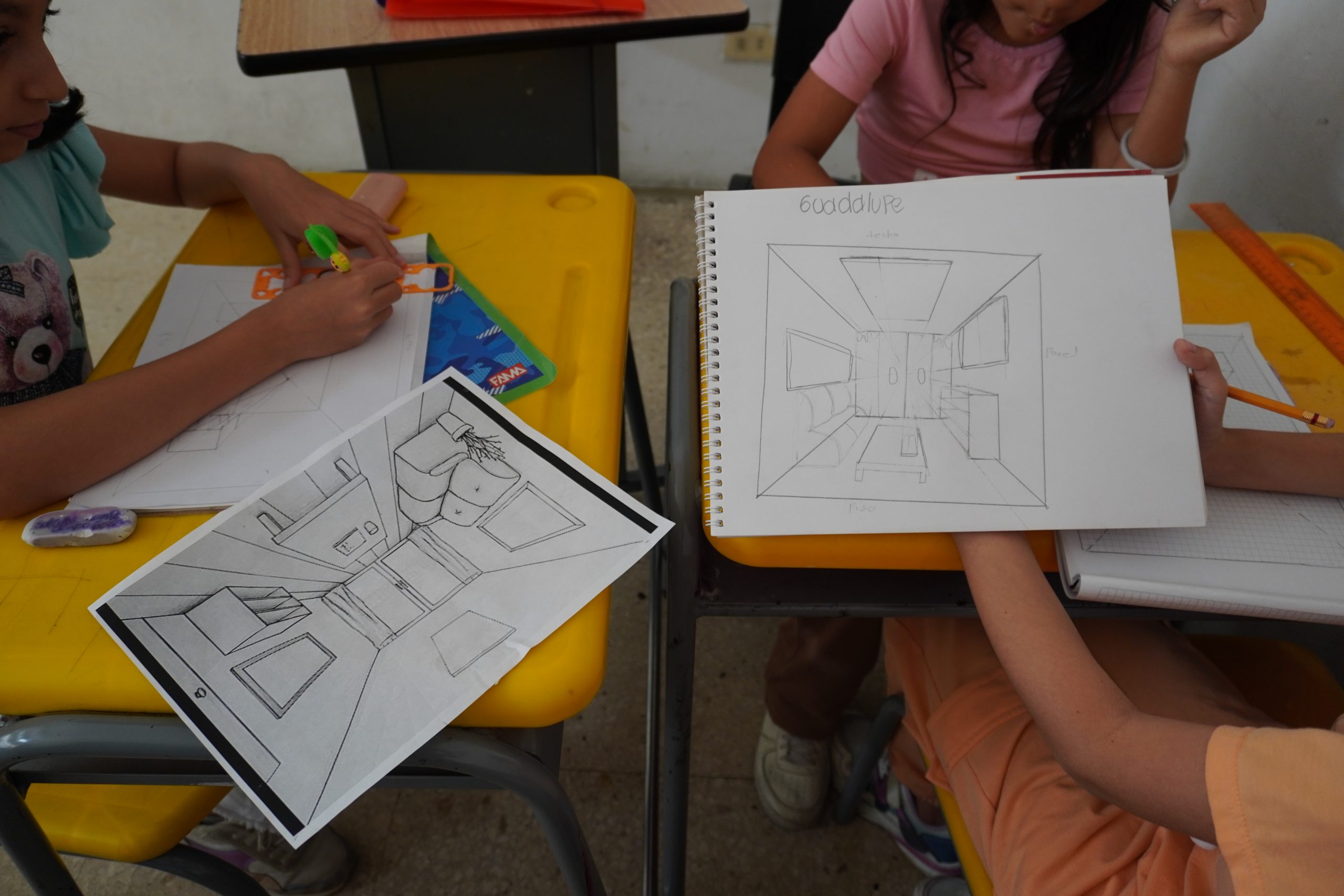 La Universidad Tecnológica de Pereira, a través de la Vicerrectoría de Investigaciones, Innovación y Extensión, continúa apostando por el desarrollo de soluciones educativas innovadoras con alto impacto social. En el marco de la Convocatoria de Ventanilla Abierta 2025 para Proyectos de Desarrollo Tecnológico, fue seleccionado el proyecto Translingualand, una propuesta liderada por el docente Sandro Echeverri de la Facultad de Bellas Artes y Humanidades, que busca transformar la enseñanza del inglés en niñas y niños desde una perspectiva creativa, lúdica e inclusiva.