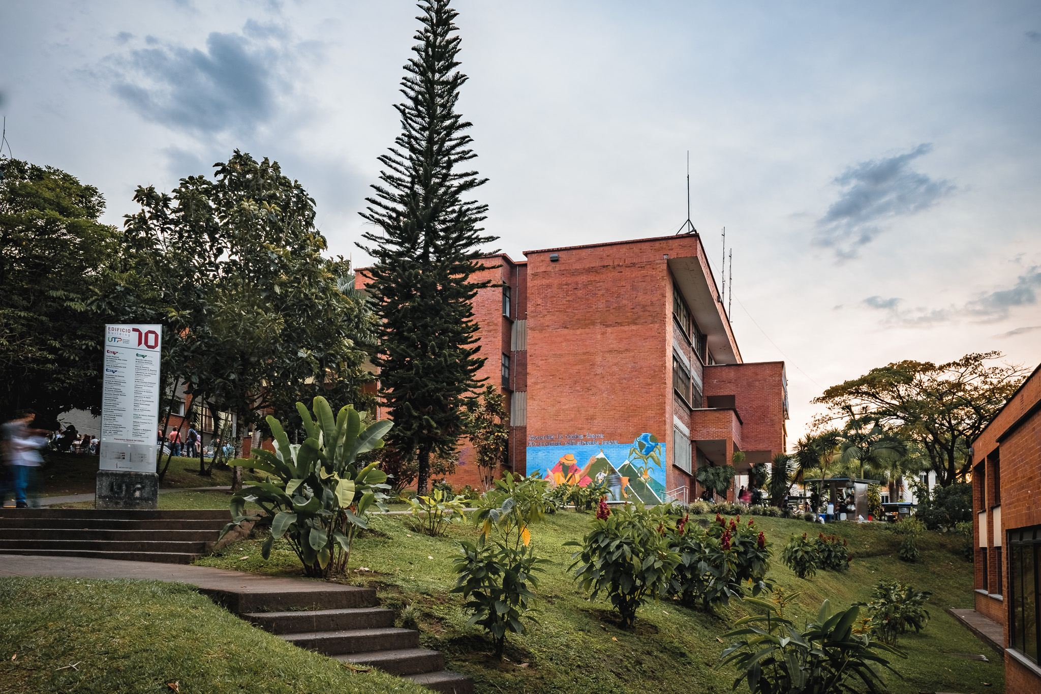 La Universidad Tecnológica de Pereira presenta su Maestría en Ecotecnología, un programa diseñado para formar profesionales capaces de enfrentar los complejos retos medioambientales de la actualidad, como la contaminación, los riesgos de desastres, la movilidad y el uso sostenible de los recursos. Este programa, que destaca por su enfoque innovador y su convenio de doble titulación con la Universidad Tecnológica de Brandeburgo (BTU) en Cottbus, Alemania, tiene inscripciones abiertas hasta el 15 de enero de 2025.