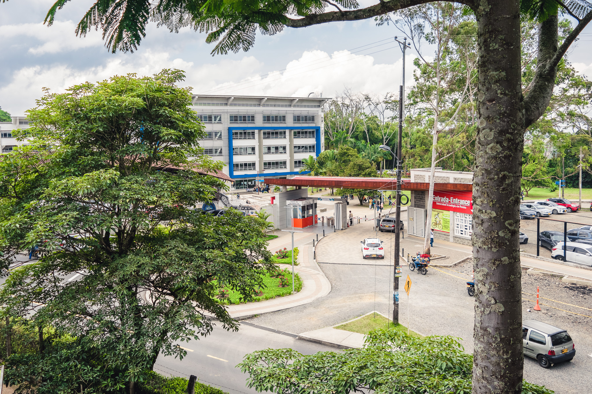 La Universidad Tecnológica de Pereira acatando las indicaciones jurídicas , ha suspendido temporalmente el cronograma de designación de su nuevo rector. Esta decisión fue anunciada por la Secretaría General de la universidad tras la admisión de una acción de tutela interpuesta por el Profesor Carlos Alfonso Victoria, uno de los aspirantes a la rectoría en el año 2023, quien argumenta una vulneración de sus derechos.