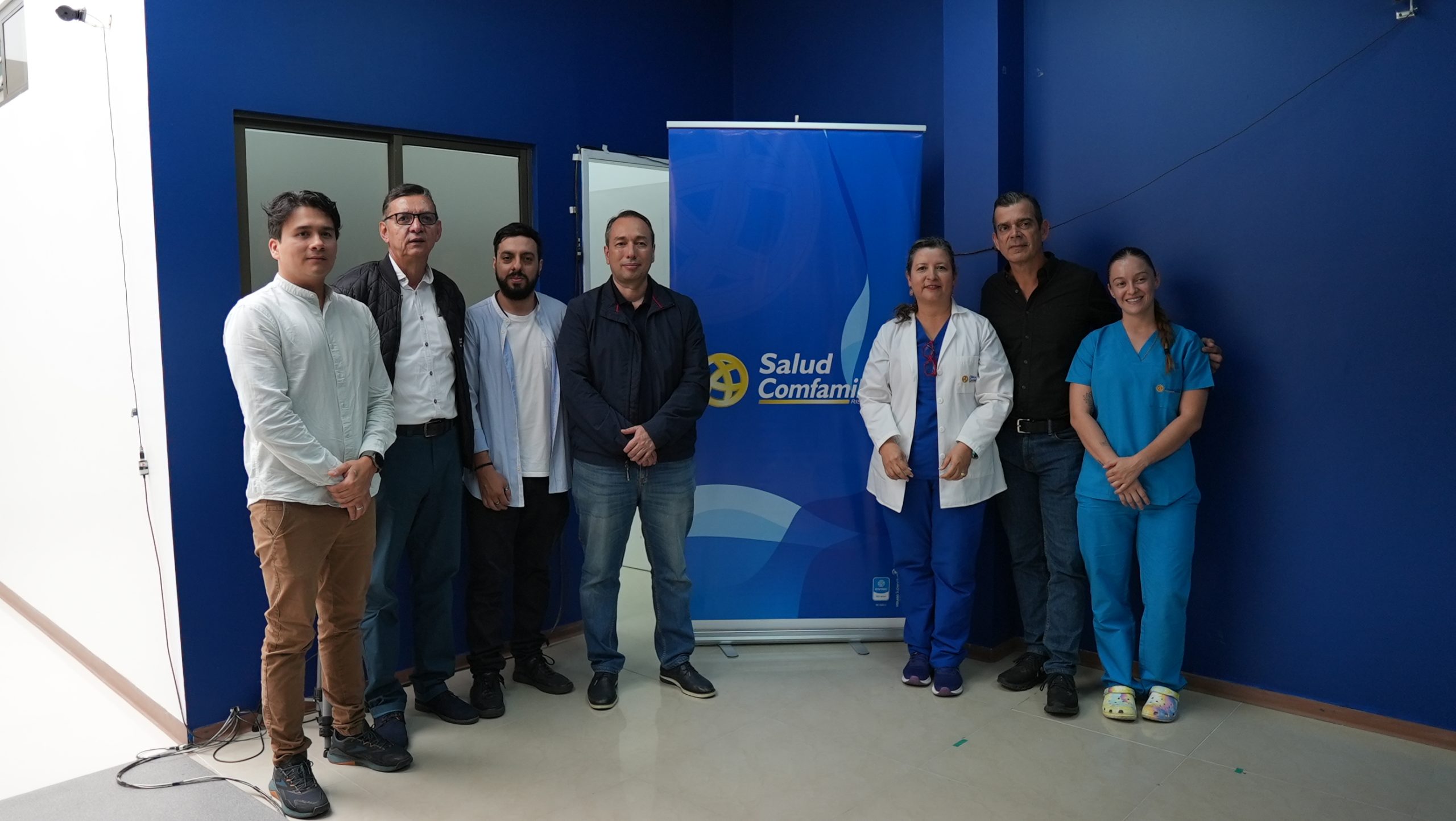 Un innovador proyecto resultado de la colaboración entre la Universidad Tecnológica de Pereira y la Clínica Comfamiliar marca un nuevo hito en el campo de la salud en el Eje Cafetero: la apertura del laboratorio de análisis de marcha. Este espacio se especializa en brindar diagnósticos precisos a personas con alteraciones neuromusculares que afectan su movimiento, respondiendo a una necesidad histórica en la región.