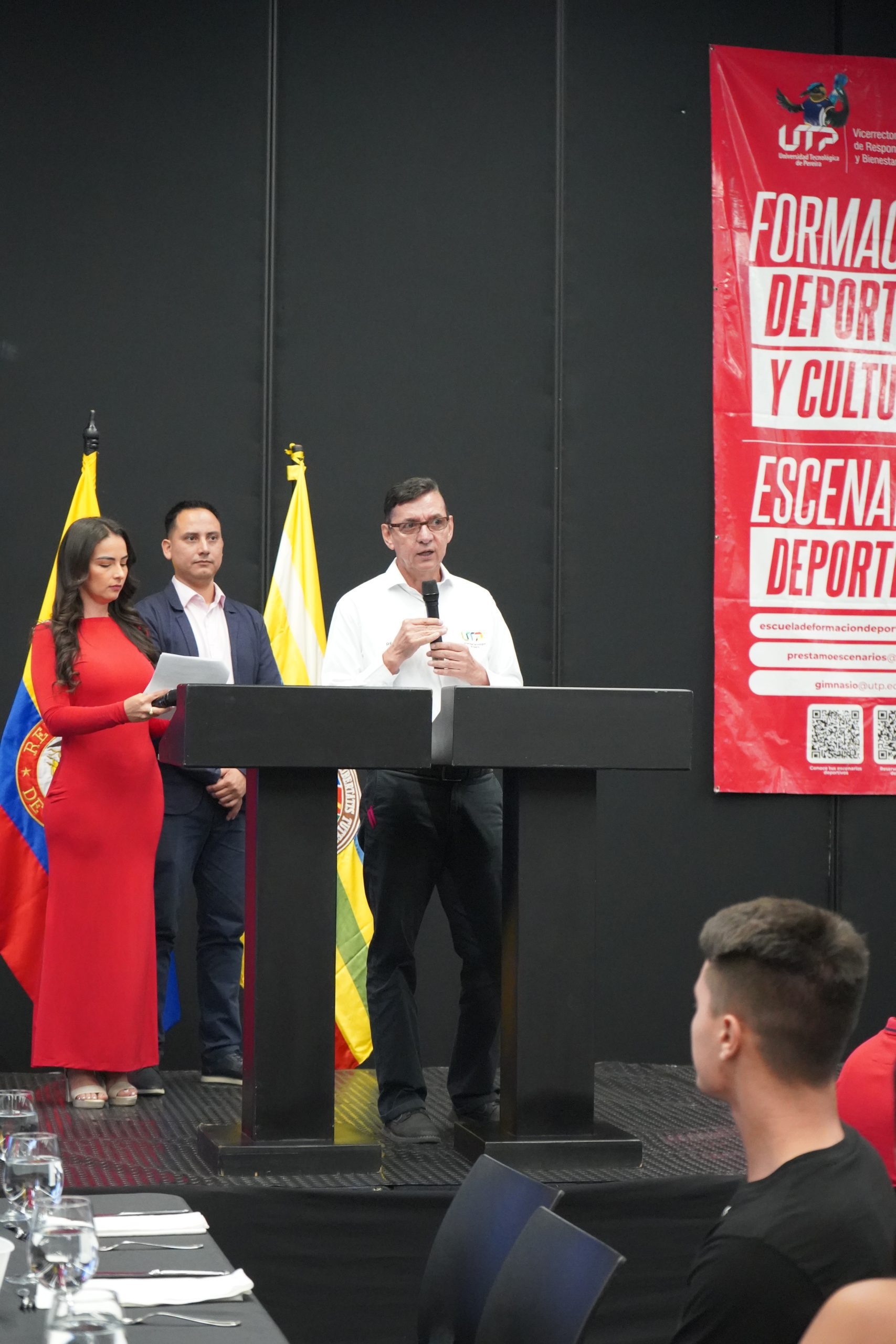 Con un emotivo acto, la Universidad Tecnológica de Pereira (UTP) dio inicio a su participación en los XXXI Juegos Universitarios Nacionales. La ceremonia, realizada en el campus de la UTP, estuvo presidida por el rector encargado, Francisco Antonio Uribe Gómez, y la Vicerrectora de Responsabilidad Social y Bienestar Universitario, quienes entregaron la bandera institucional a la delegación de deportistas que representará a la universidad en el importante certamen.