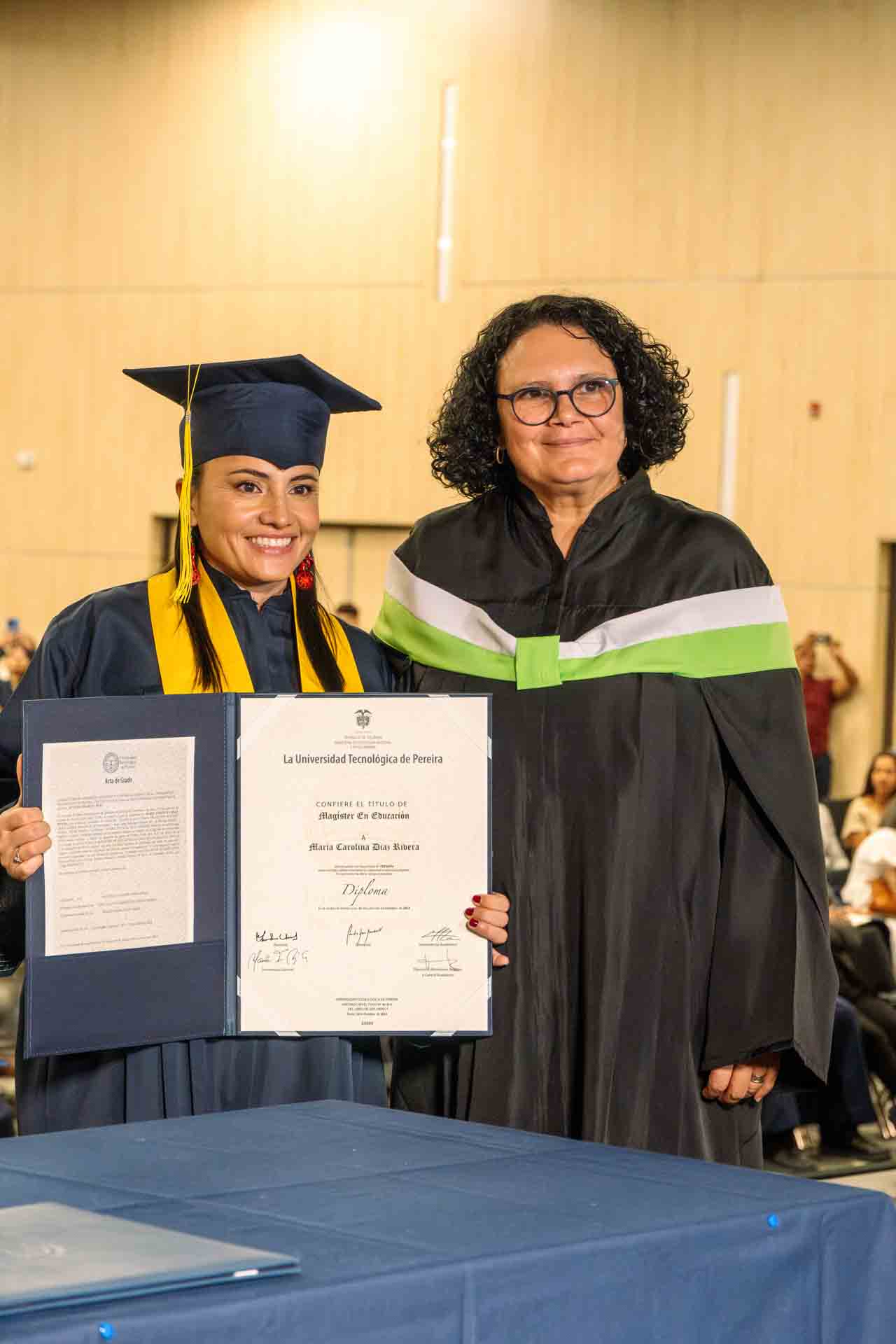 En una cálida mañana de graduación, los pasillos de la Universidad Tecnológica de Pereira se llenaron de rostros emocionados, de sueños cumplidos y de caminos trazados con esmero. Entre los nuevos magísteres se encontraba María Carolina Díaz Rivera, quien no solo celebraba un título más en su vida, sino un recorrido que marcó un antes y un después en su vocación.