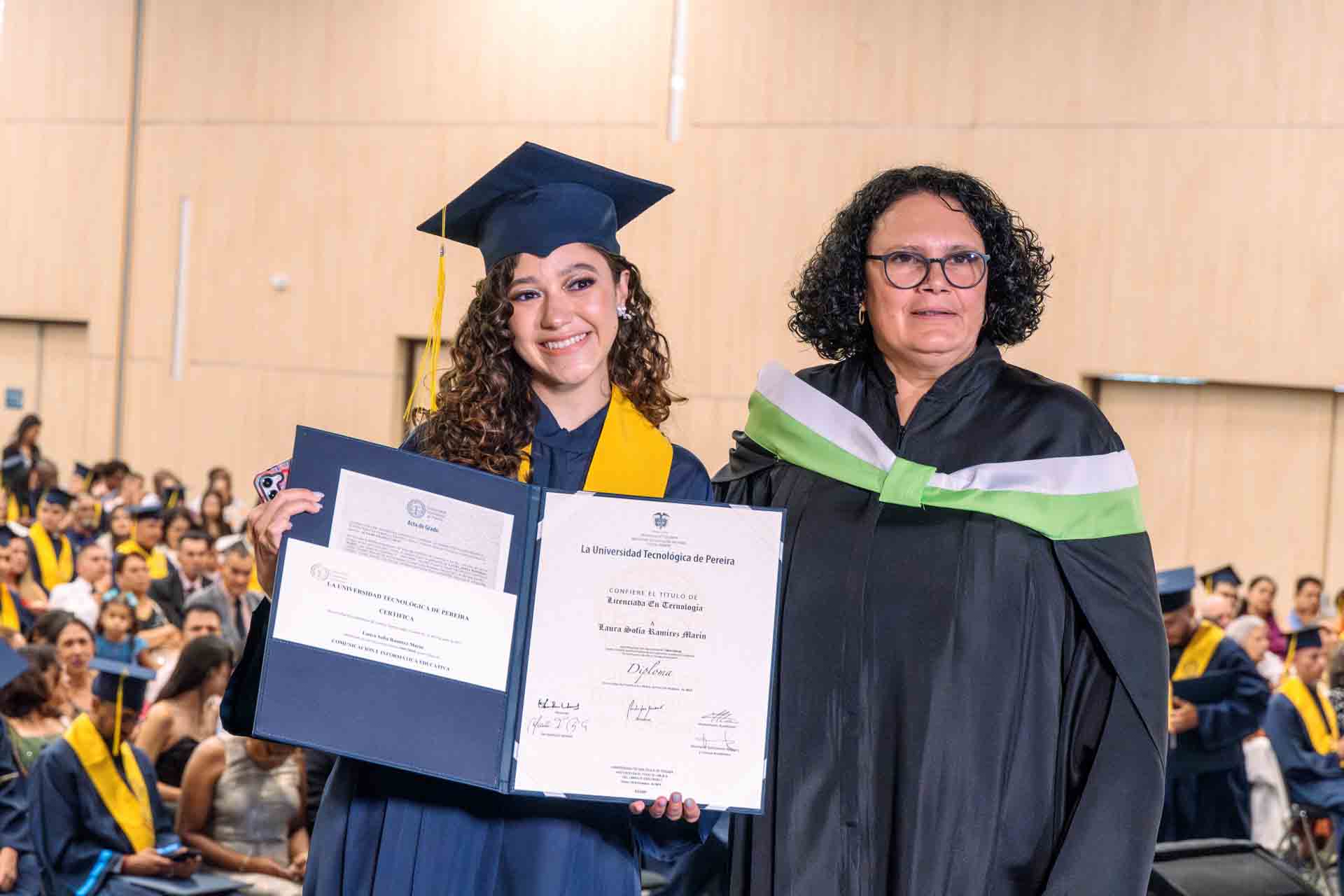 En un día marcado por la emoción y el orgullo, Laura Sofía Ramírez Marín se une a los cientos de graduados que hoy celebran la culminación de años de esfuerzo y dedicación. Licenciada en Tecnología con énfasis en Comunicación e Informática Educativa, Laura Sofía se enfrenta a un futuro prometedor, lleno de oportunidades y aventuras por descubrir.