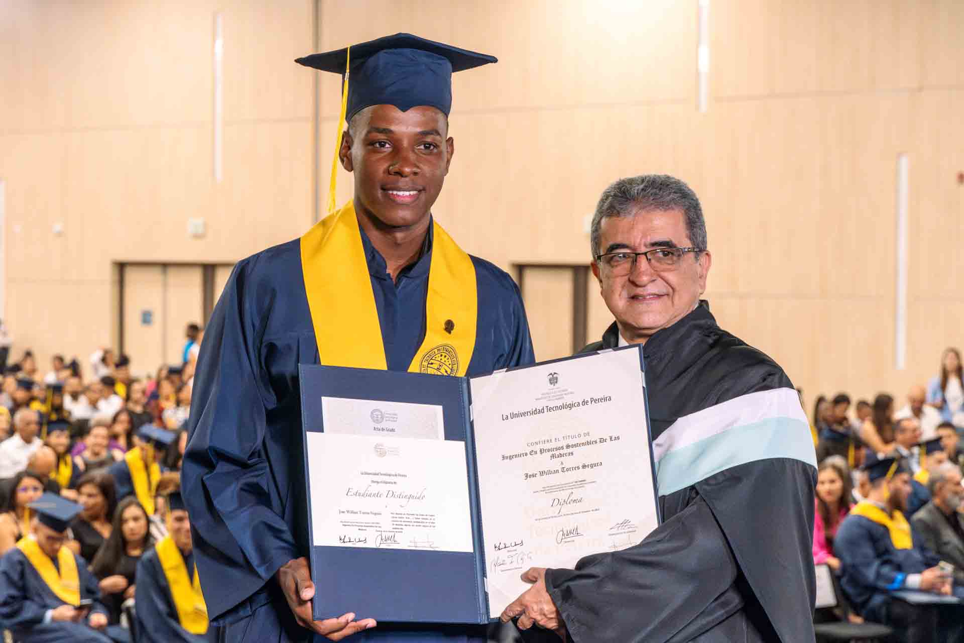 En un acto lleno de emoción y agradecimiento, tres jóvenes provenientes de Guapi, Cauca, vieron culminado un sueño que comenzó hace varios años en la Universidad Tecnológica de Pereira. Wilfren Perlaza Muñoz, William Torres Segura y Pedro Zeraciano Torres Segura, compartieron su historia de esfuerzo, crecimiento personal y profesional en la ceremonia de graduación, un evento que simbolizó no solo la culminación de un proceso académico, sino la reafirmación de la fuerza de la voluntad humana.