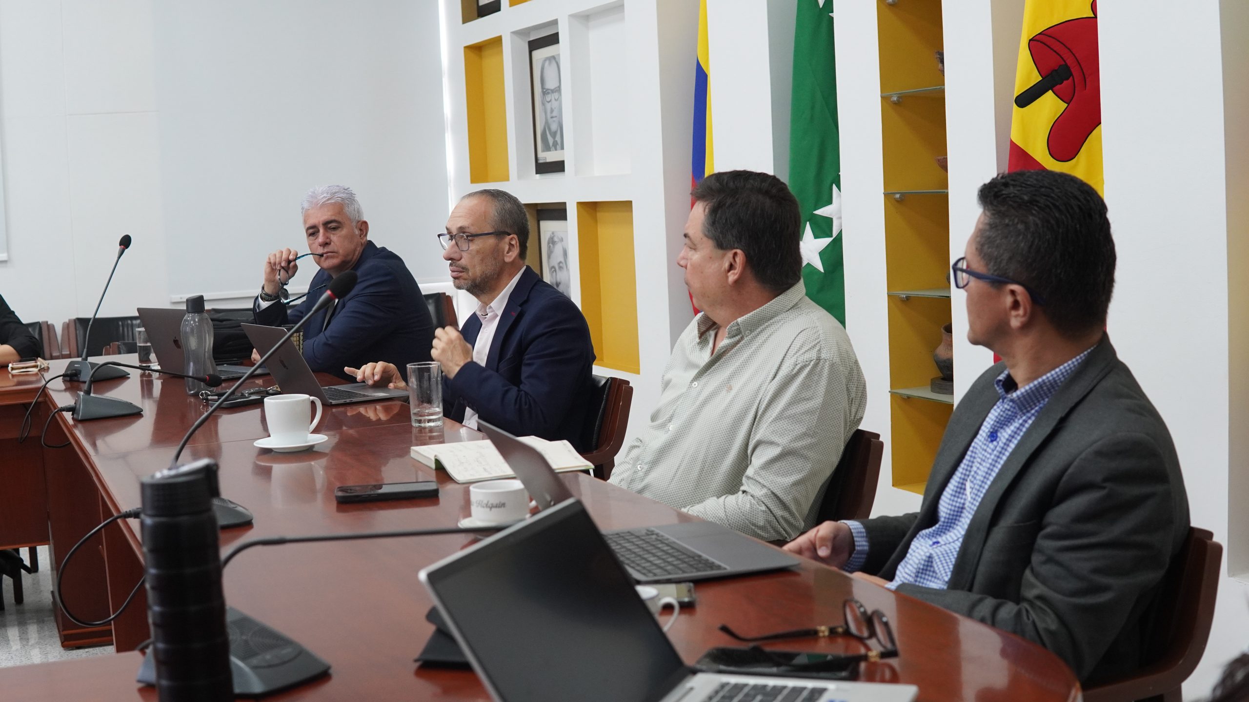 En una sesión especial del Consejo Directivo de la Universidad Tecnológica de Pereira, se oficializó la instalación de la Mesa Institucional de Derechos Humanos, un espacio participativo, multisectorial y articulador, que busca consolidar una agenda universitaria orientada a la promoción, garantía y defensa de los derechos fundamentales en la comunidad académica y en la sociedad pereirana.