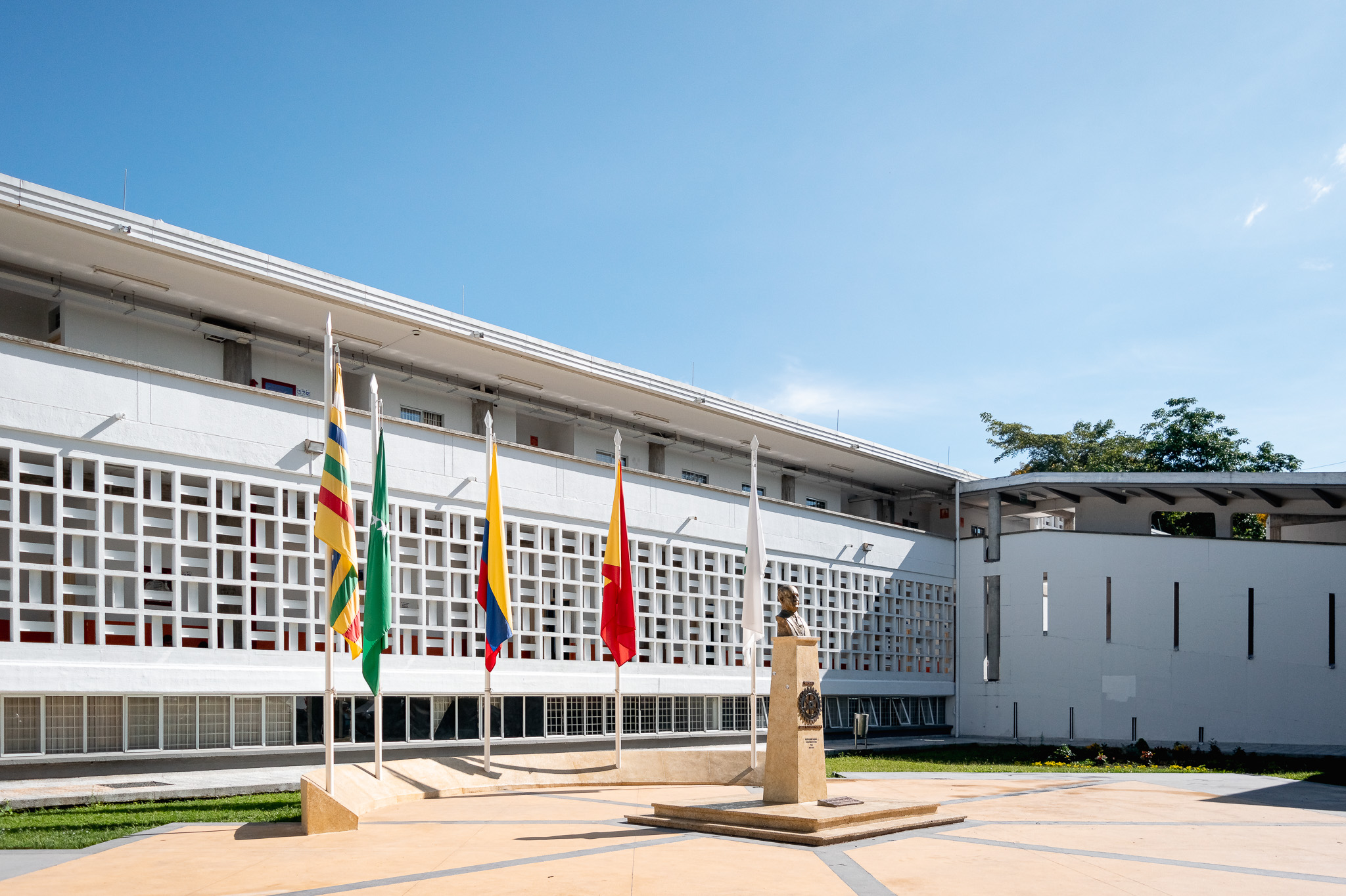 En el marco de la primera sesión ordinaria del Consejo Superior Universitario de 2025, el representante profesoral, Andrés Escobar Mejía, presentó un informe detallado sobre los temas de interés para el estamento docente. En su intervención, destacó la necesidad de una política de relevo generacional, el fortalecimiento del bienestar profesoral, el apoyo a la investigación y el desarrollo institucional en el territorio. Asimismo, planteó iniciativas para mejorar las condiciones laborales del profesorado y fomentar una mayor articulación entre la academia y la administración universitaria. A continuación, se presentan los principales puntos abordados en su informe.